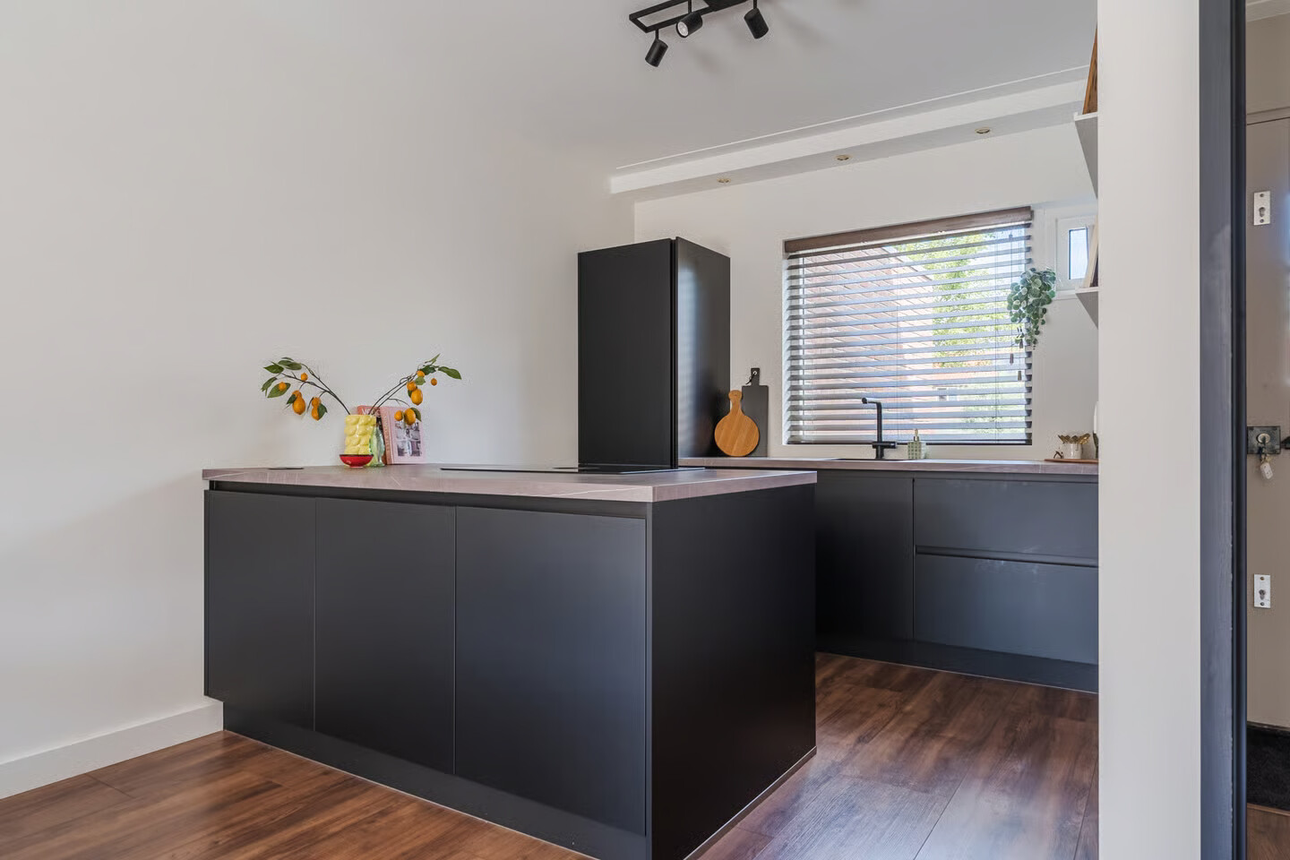 Tussenwoning te koop: De Roggebloem 4, Zaandam