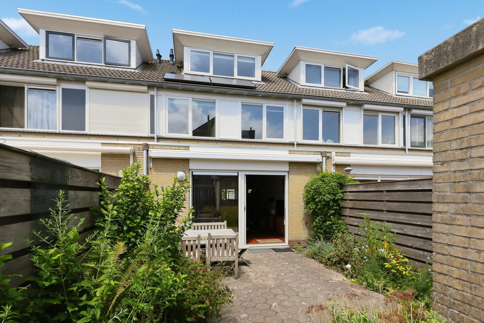 Tussenwoning te koop: Claude Debussystraat 56, Zaandijk