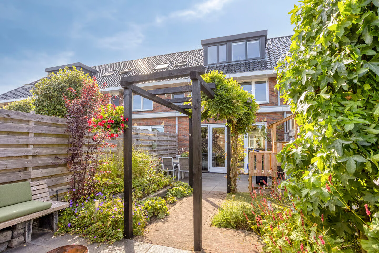 Tussenwoning te koop: Lage Hoek 134, Zwaag