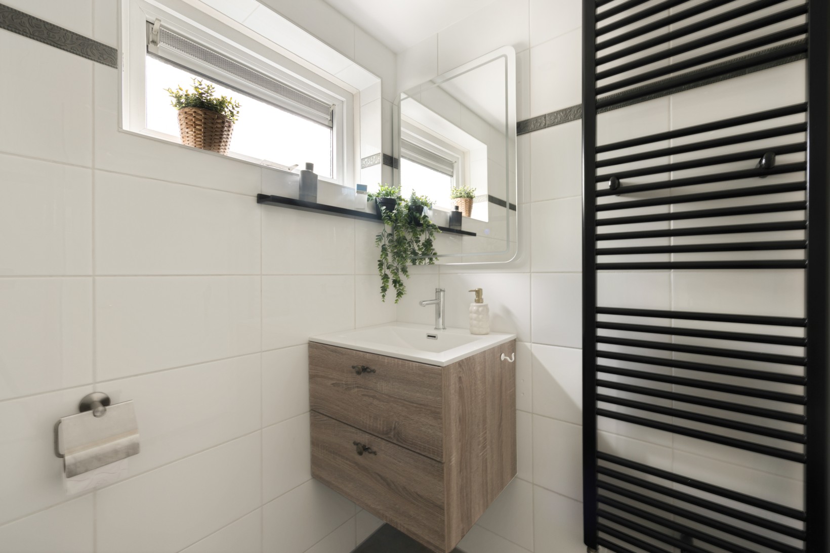 Tussenwoning te koop: Essenlaan 16, Oudorp