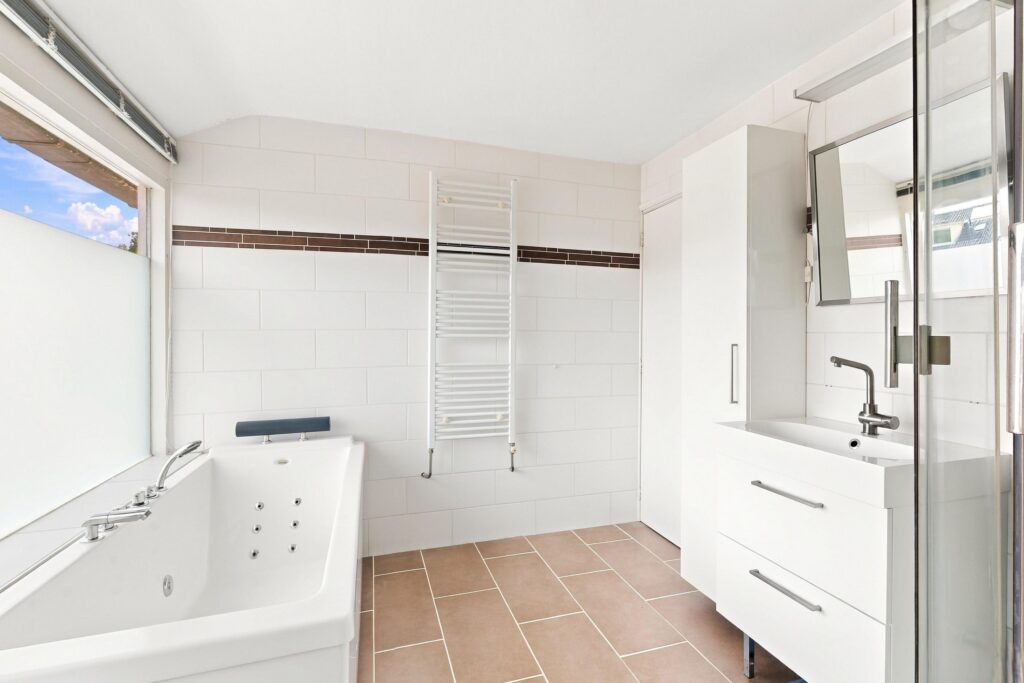 Tussenwoning te koop: Esdoornlaan 4, Egmond-Binnen