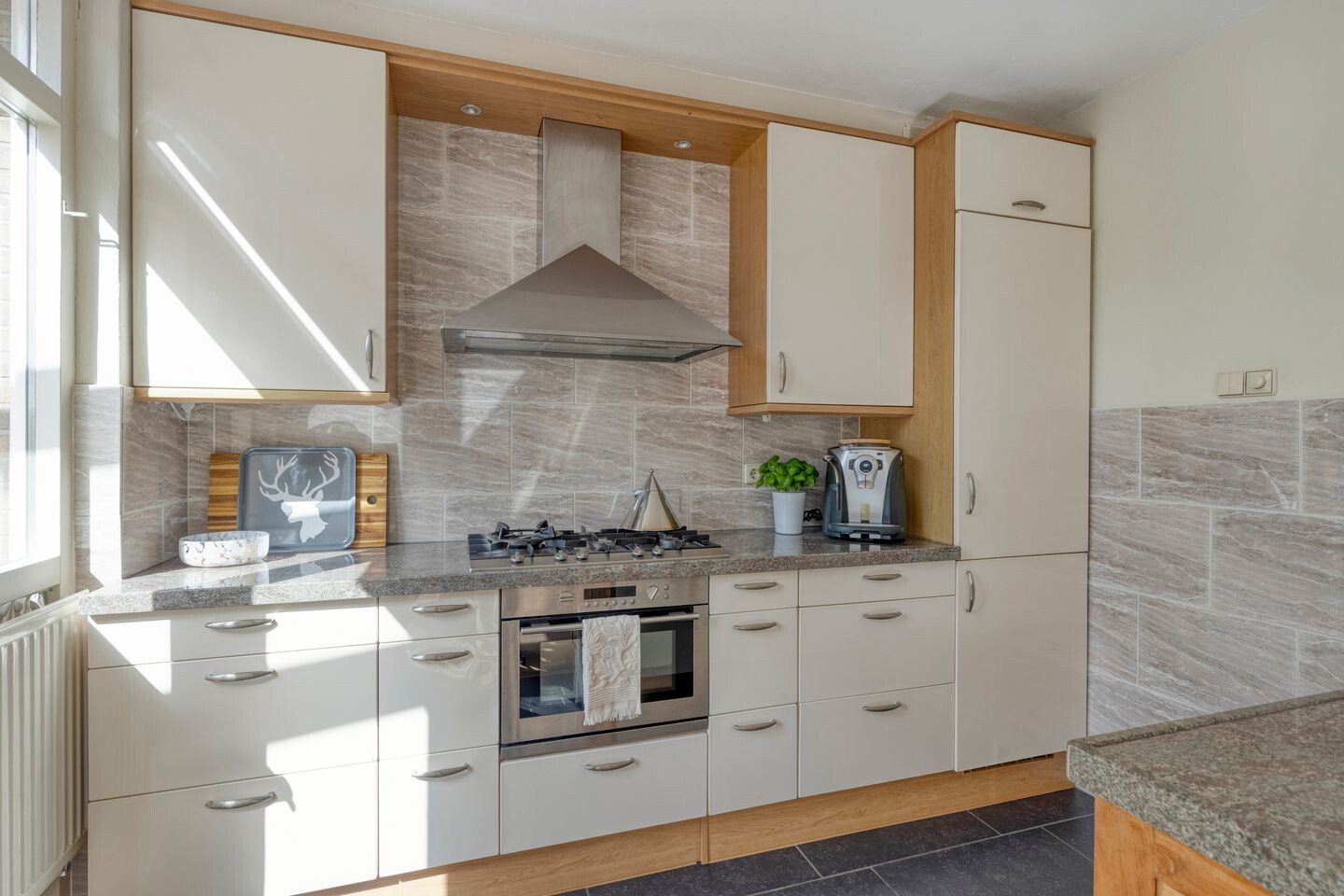 Tussenwoning te koop: Ligusterhof 18, Beverwijk