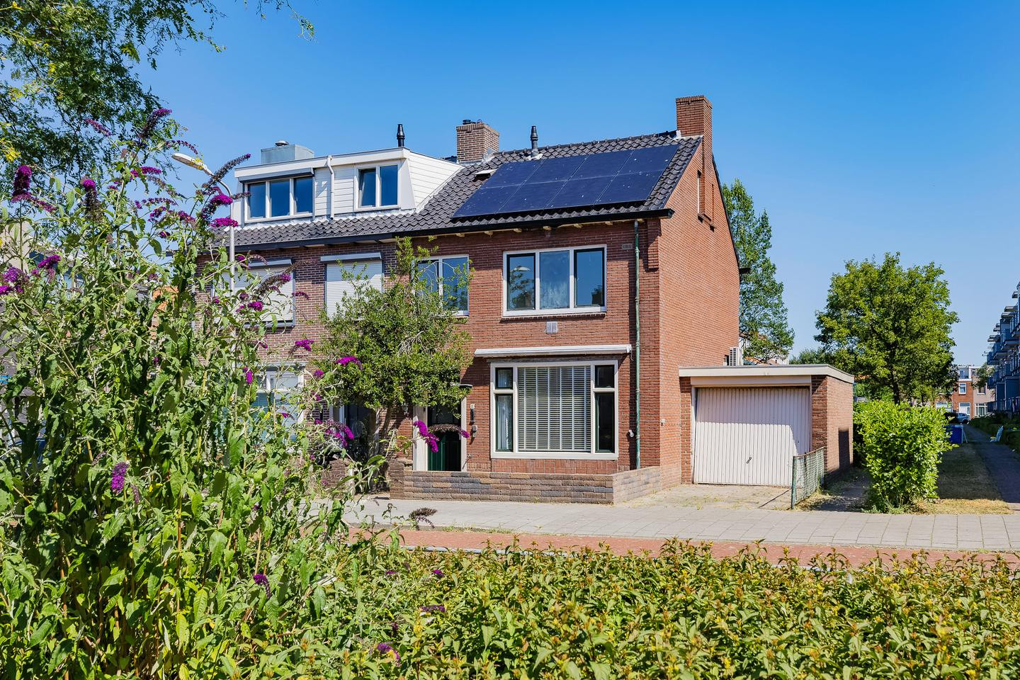 Twee-onder-één-kap te koop: Marconistraat 11, Ijmuiden