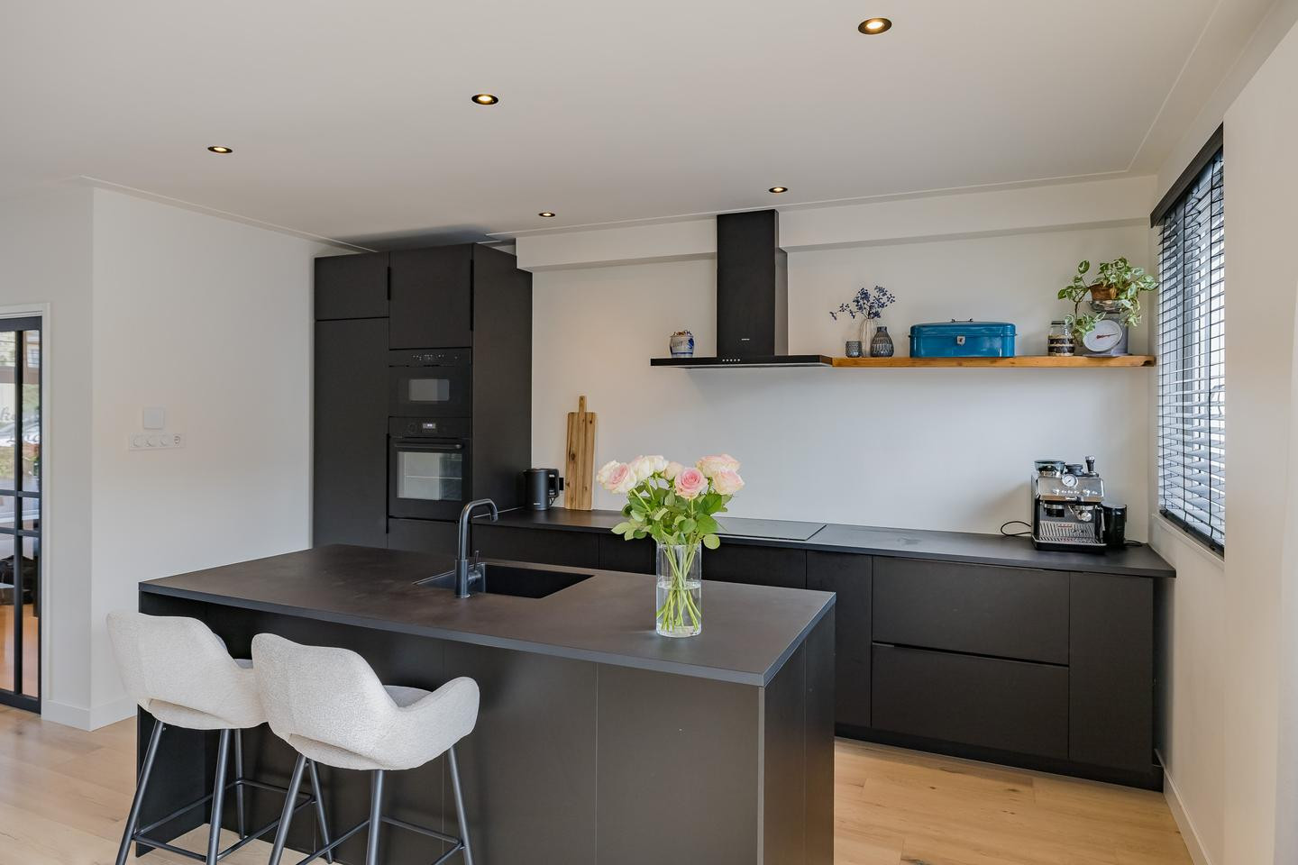 Tussenwoning te koop: Dolfijnstraat 218, Ijmuiden