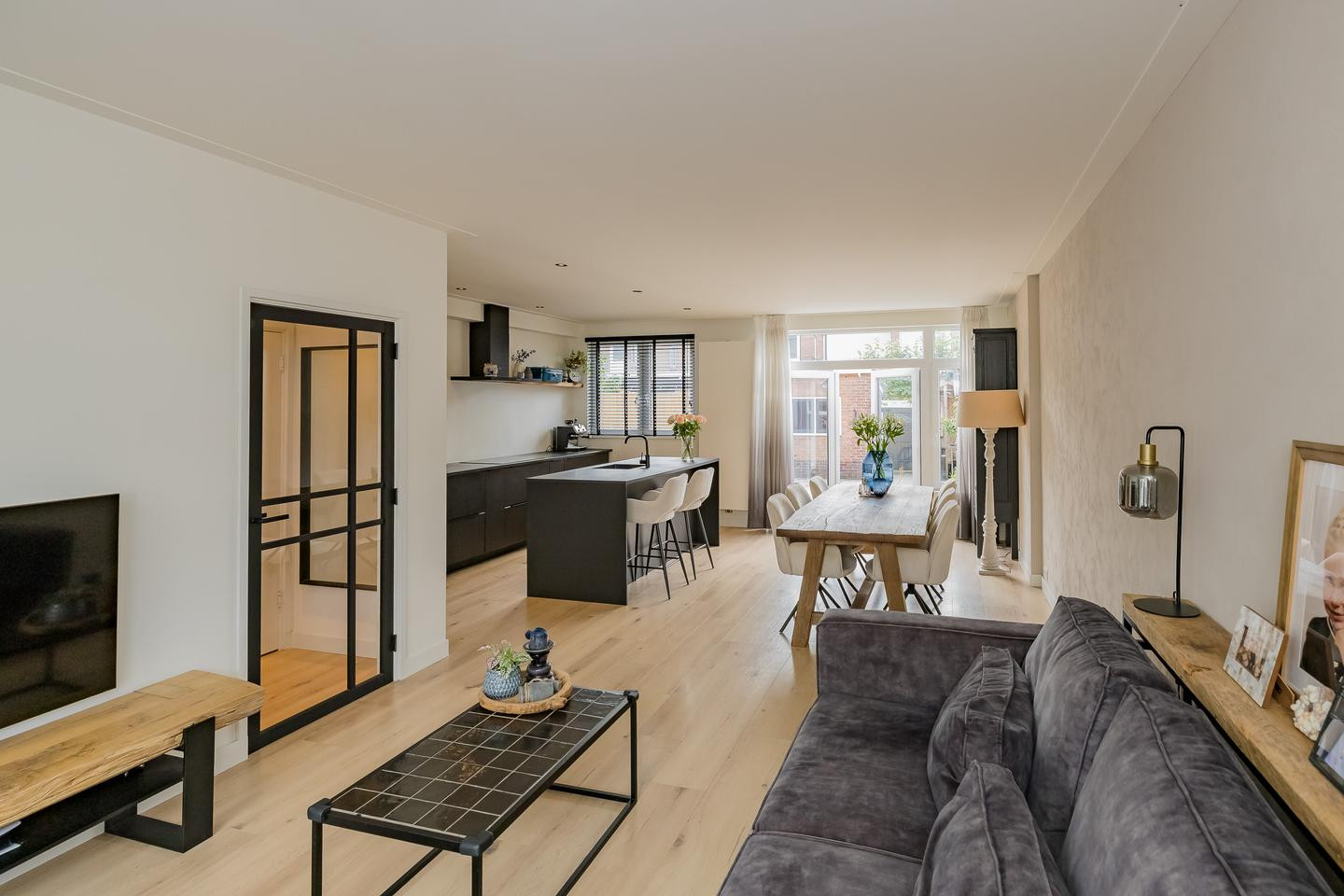 Tussenwoning te koop: Dolfijnstraat 218, Ijmuiden