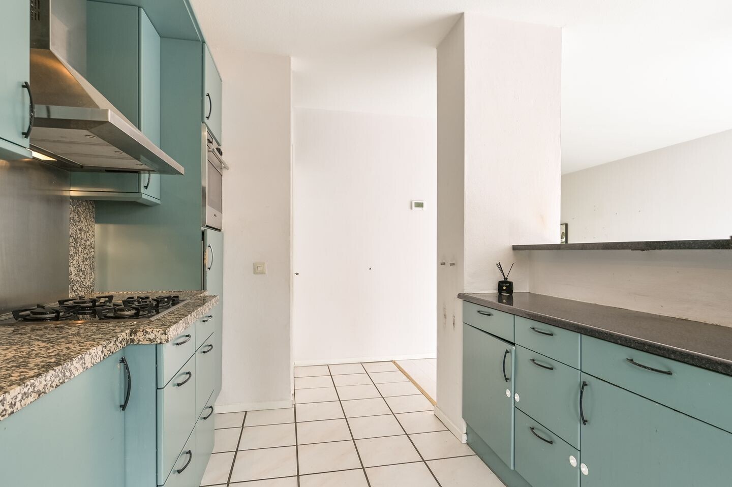 Tussenwoning te koop: Minister van Houtenlaan 4, Velsen-Zuid