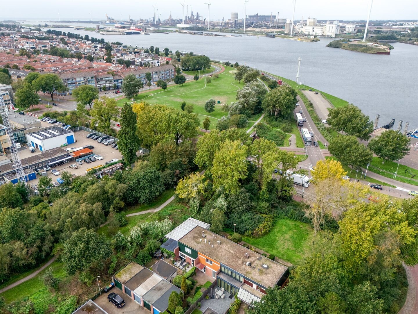 Tussenwoning te koop: Minister van Houtenlaan 4, Velsen-Zuid