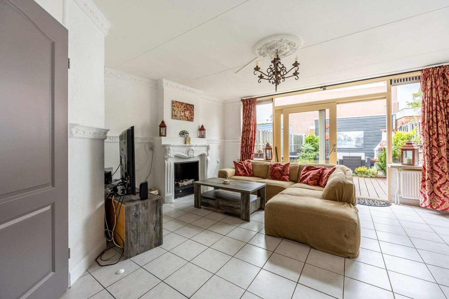 Tussenwoning te koop: Floraronde 157, Velserbroek