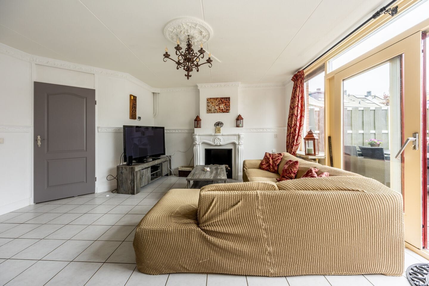 Tussenwoning te koop: Floraronde 157, Velserbroek