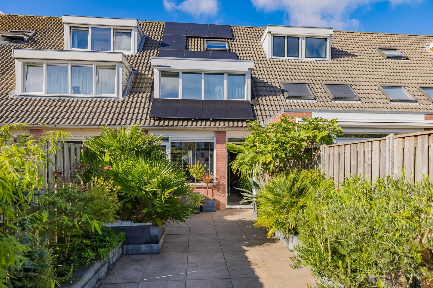 Tussenwoning te koop: Betsy Perkstraat 17, Velserbroek