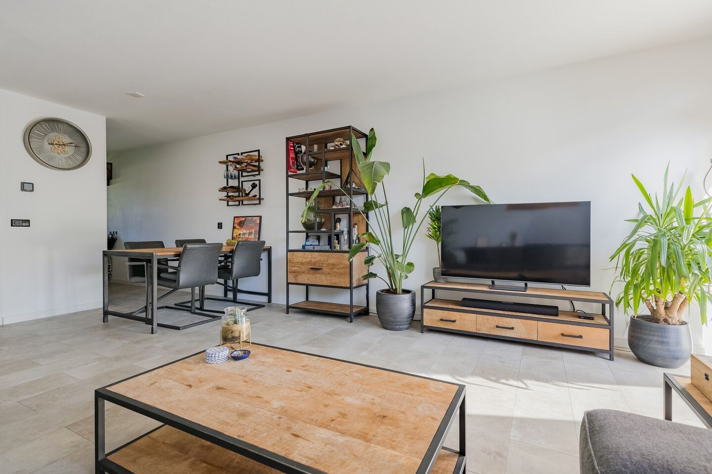 Tussenwoning te koop: Betsy Perkstraat 17, Velserbroek