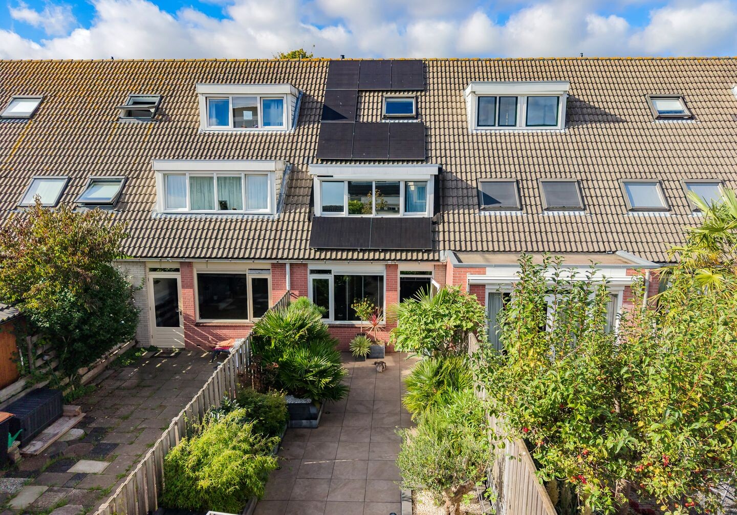 Tussenwoning te koop: Betsy Perkstraat 17, Velserbroek