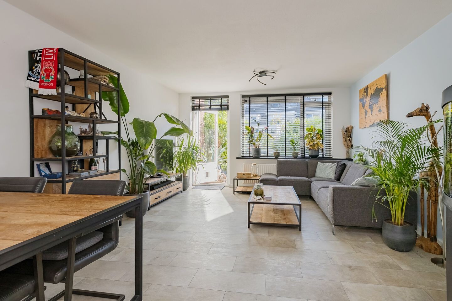 Tussenwoning te koop: Betsy Perkstraat 17, Velserbroek