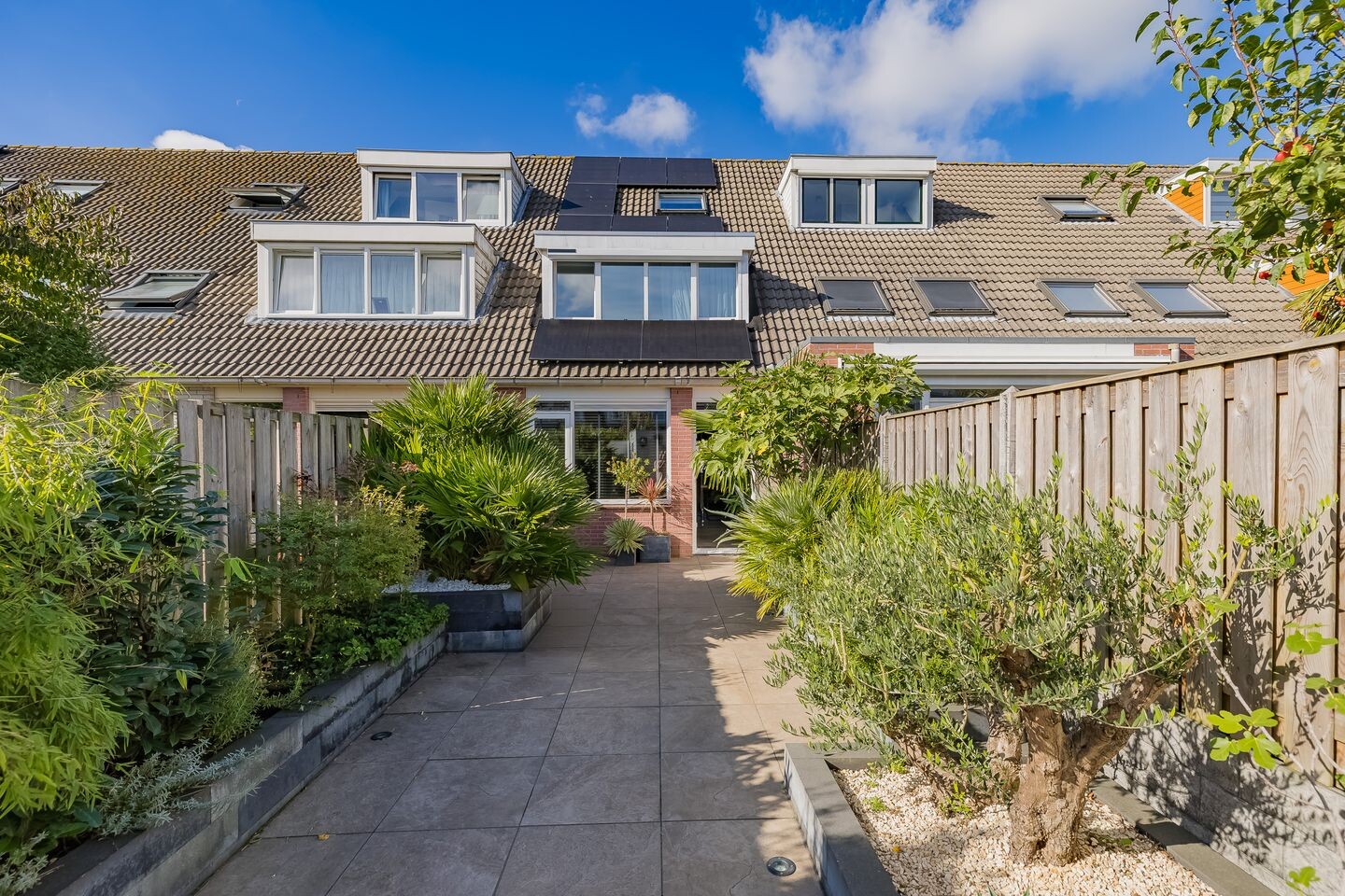 Tussenwoning te koop: Betsy Perkstraat 17, Velserbroek