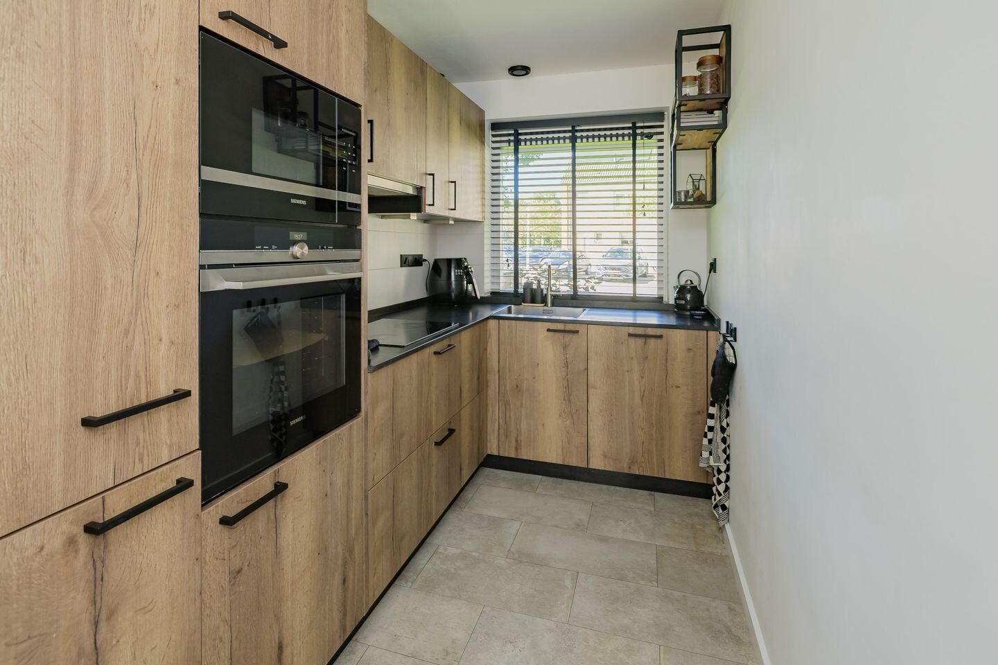 Tussenwoning te koop: Betsy Perkstraat 17, Velserbroek