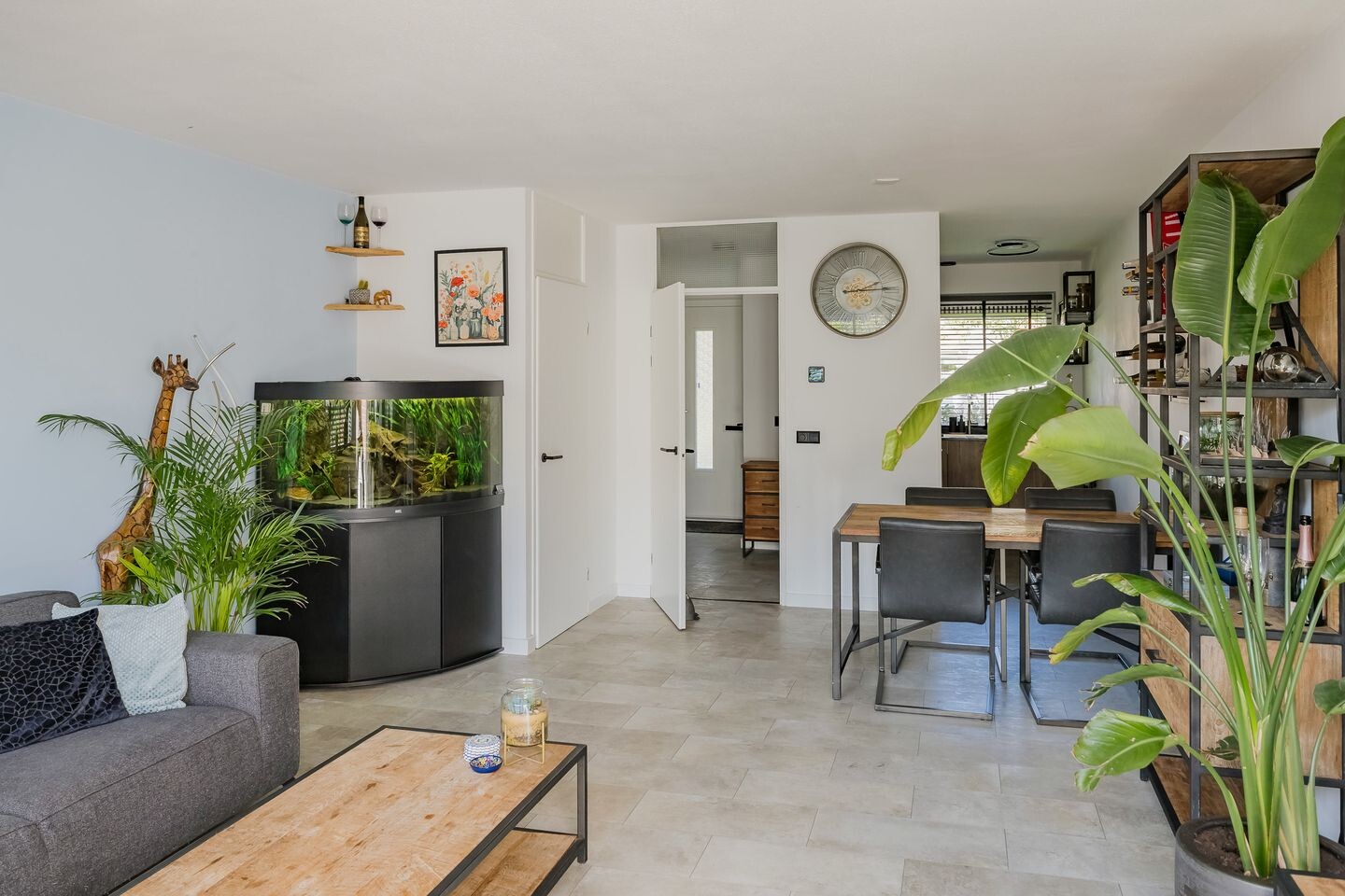 Tussenwoning te koop: Betsy Perkstraat 17, Velserbroek
