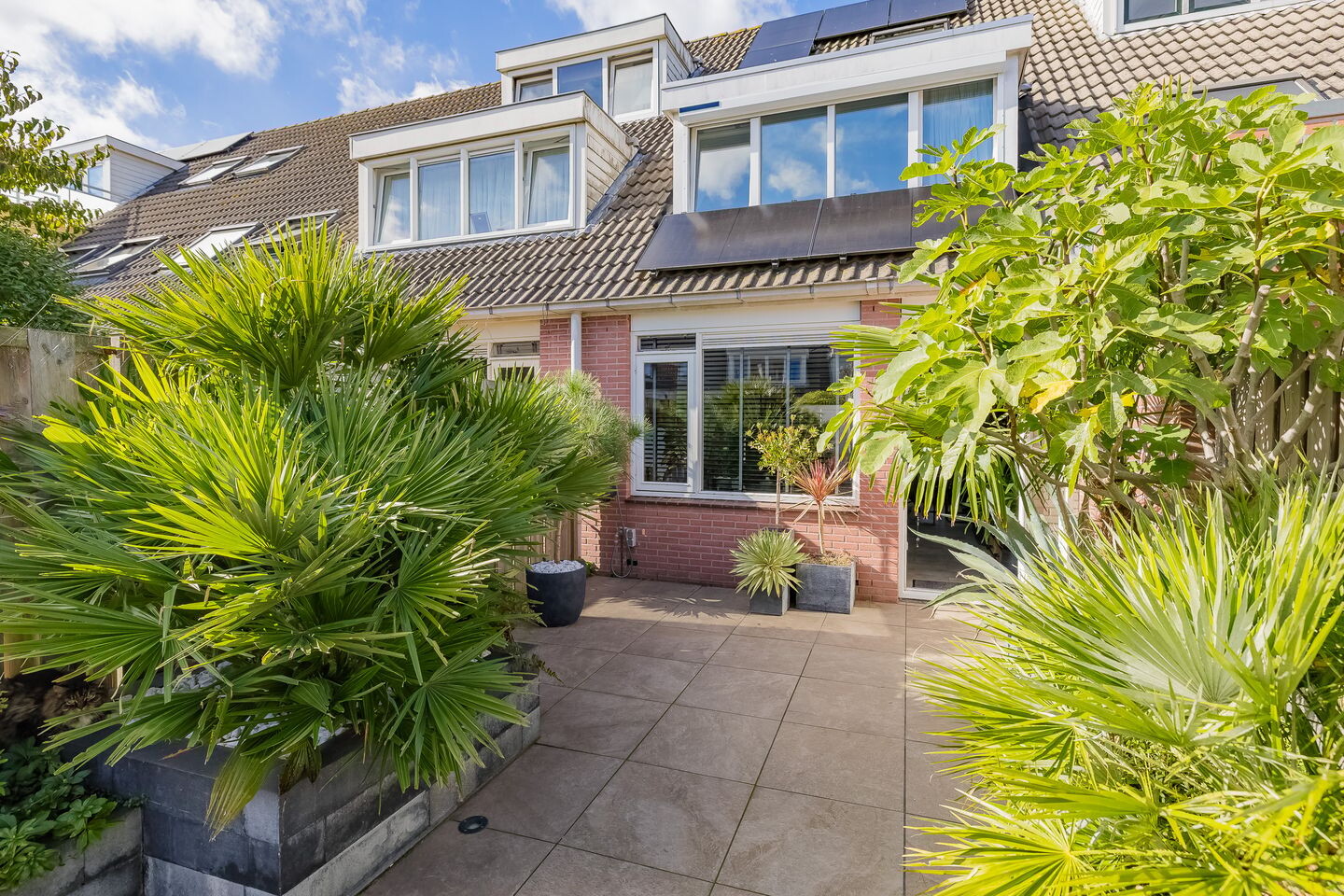 Tussenwoning te koop: Betsy Perkstraat 17, Velserbroek