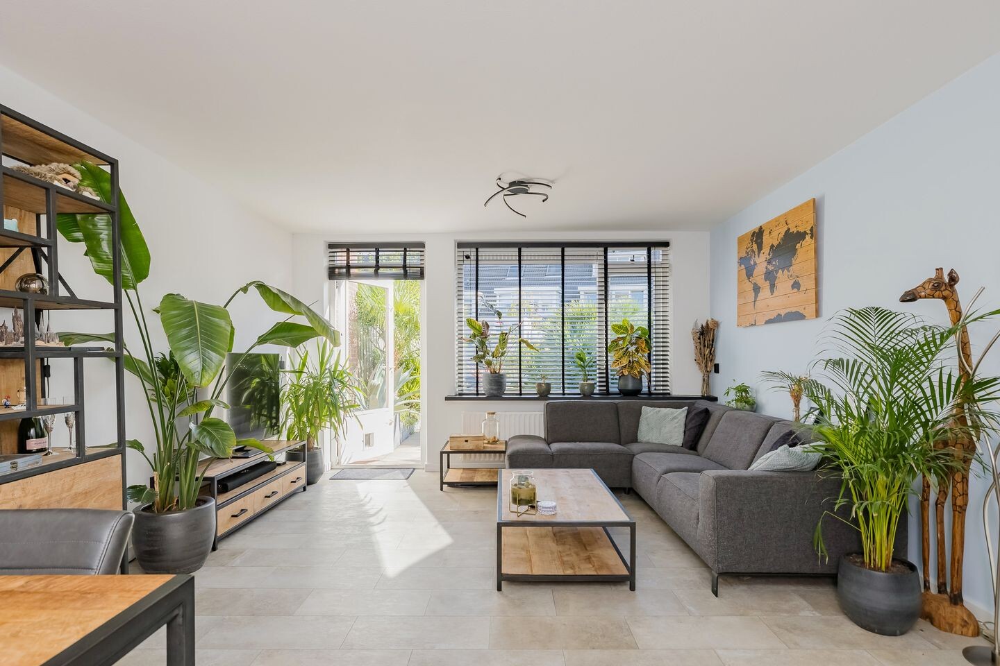 Tussenwoning te koop: Betsy Perkstraat 17, Velserbroek