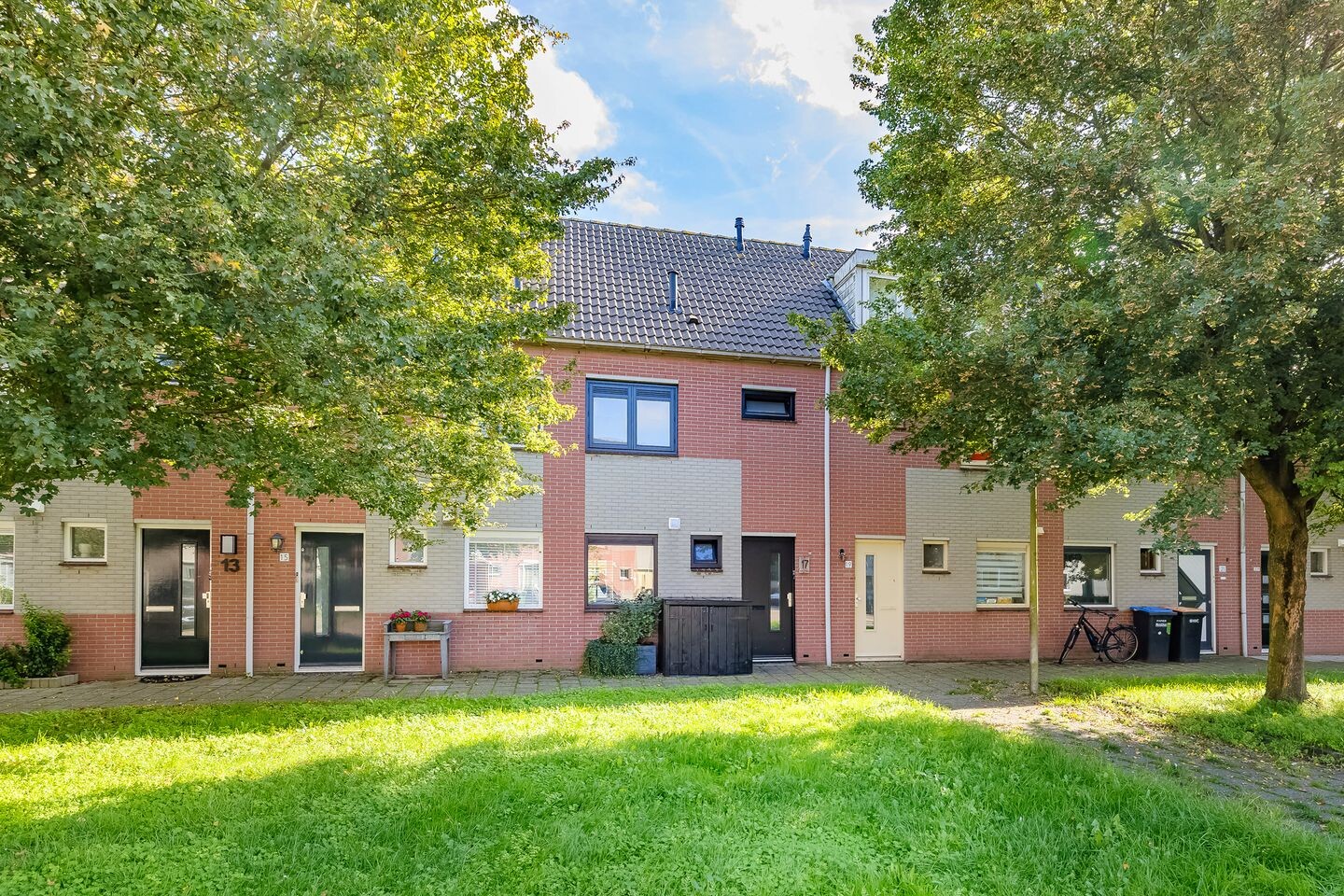 Tussenwoning te koop: Betsy Perkstraat 17, Velserbroek