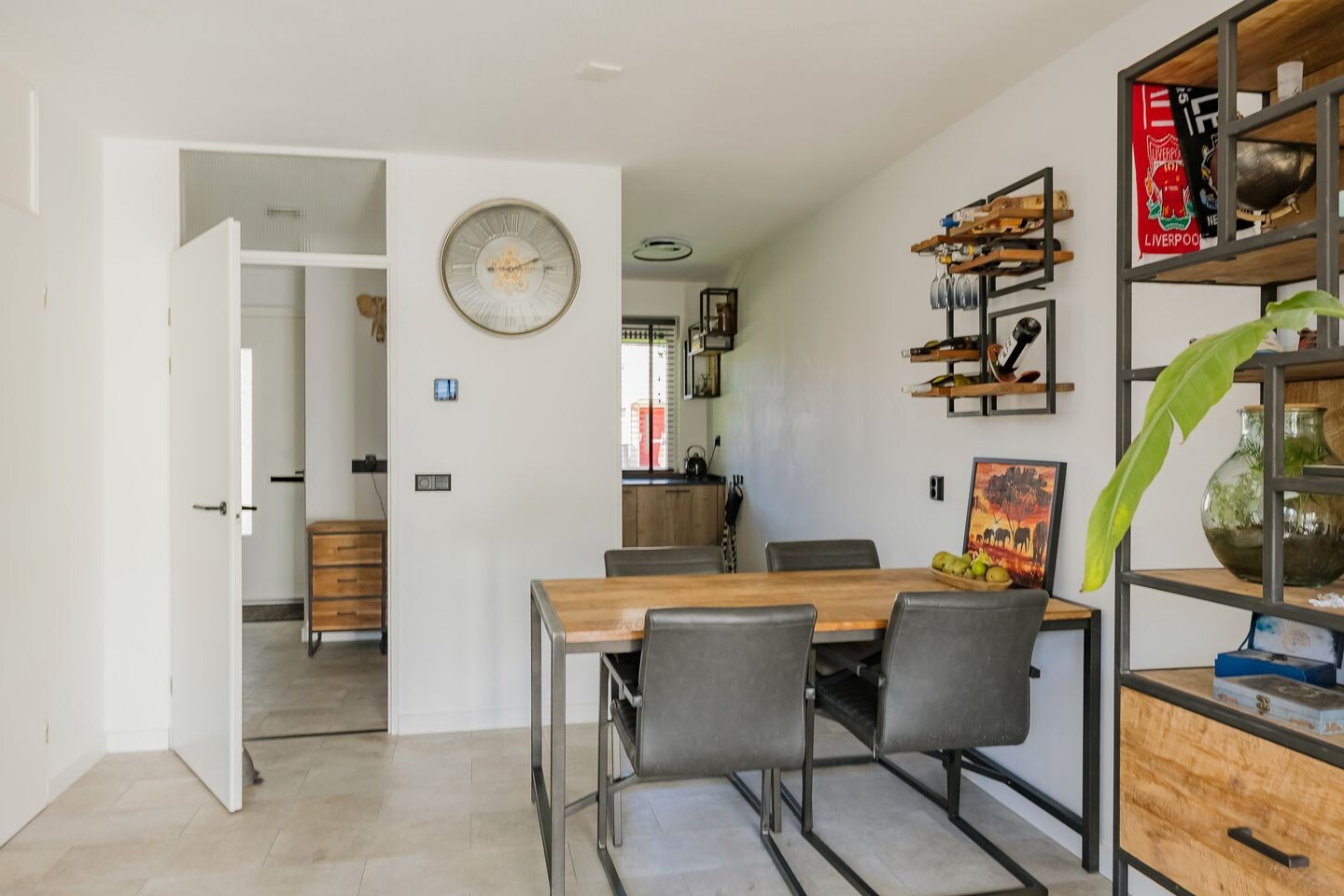 Tussenwoning te koop: Betsy Perkstraat 17, Velserbroek
