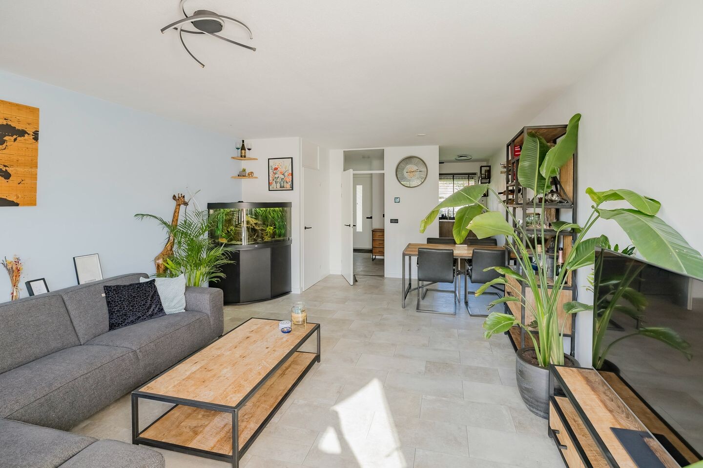 Tussenwoning te koop: Betsy Perkstraat 17, Velserbroek
