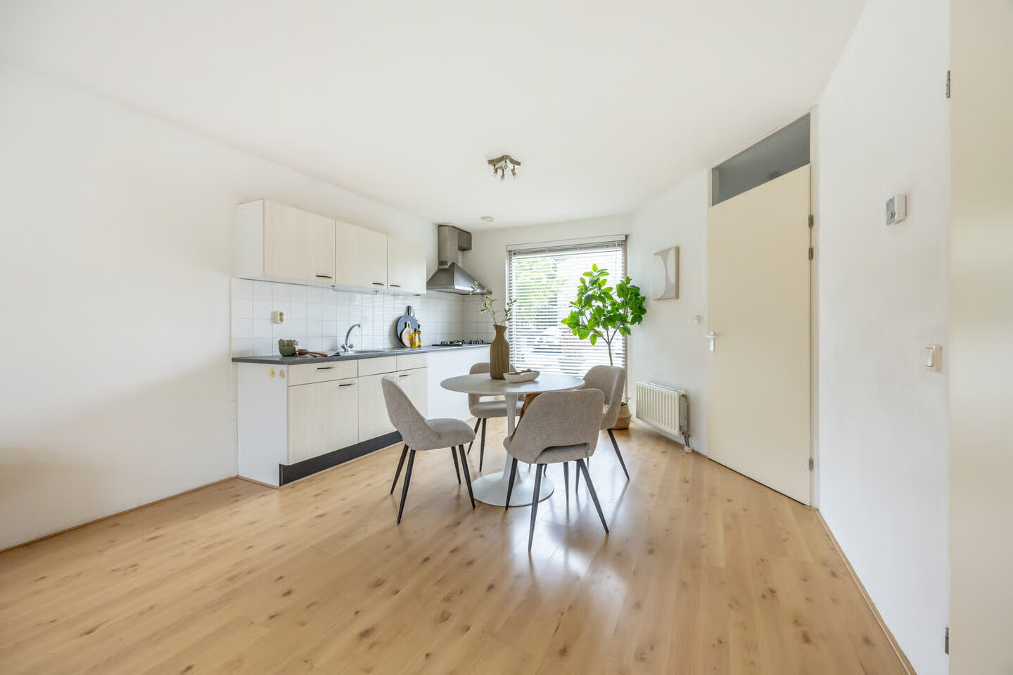 Tussenwoning te koop: J. Paxtonstraat 24, Velserbroek