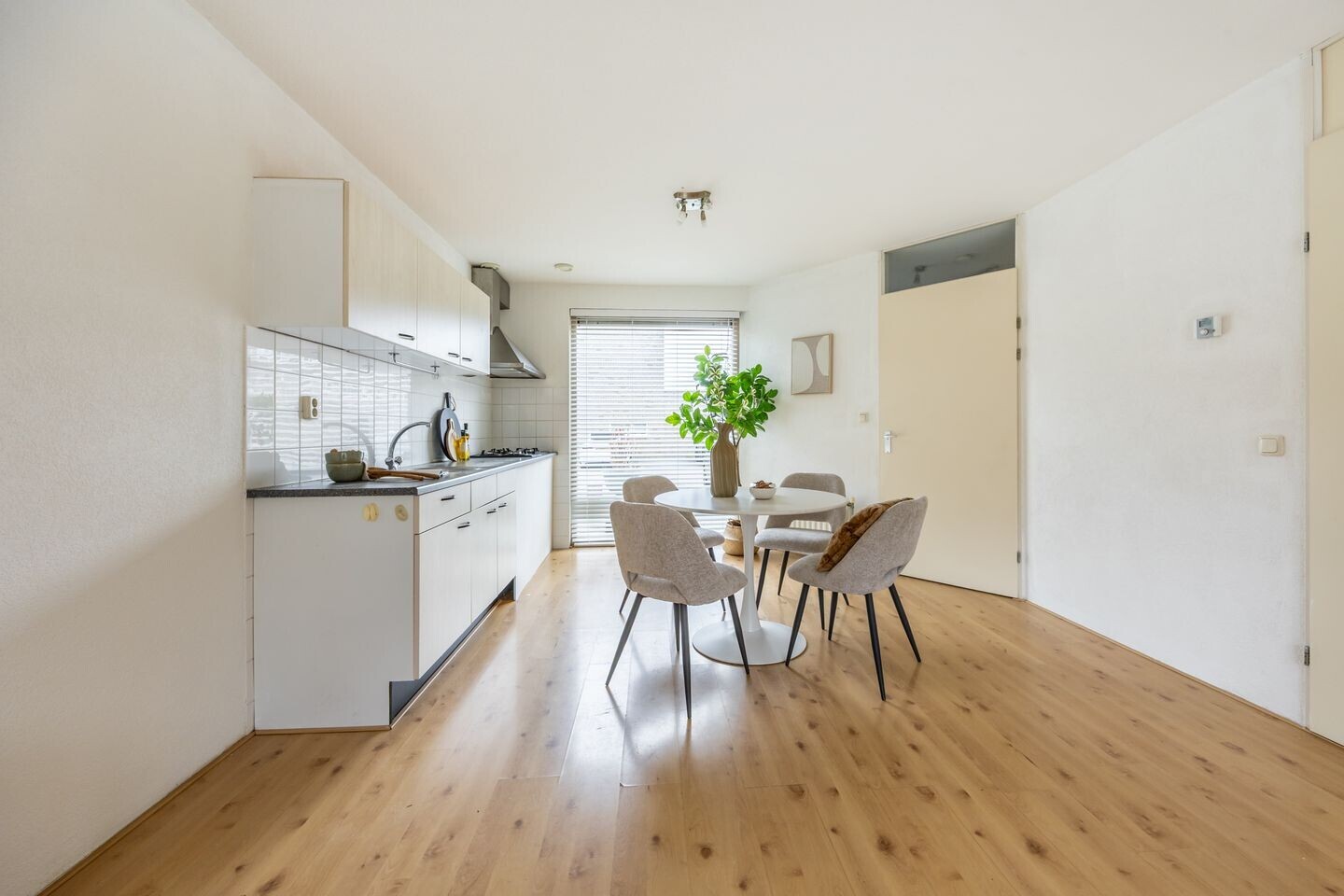 Tussenwoning te koop: J. Paxtonstraat 24, Velserbroek