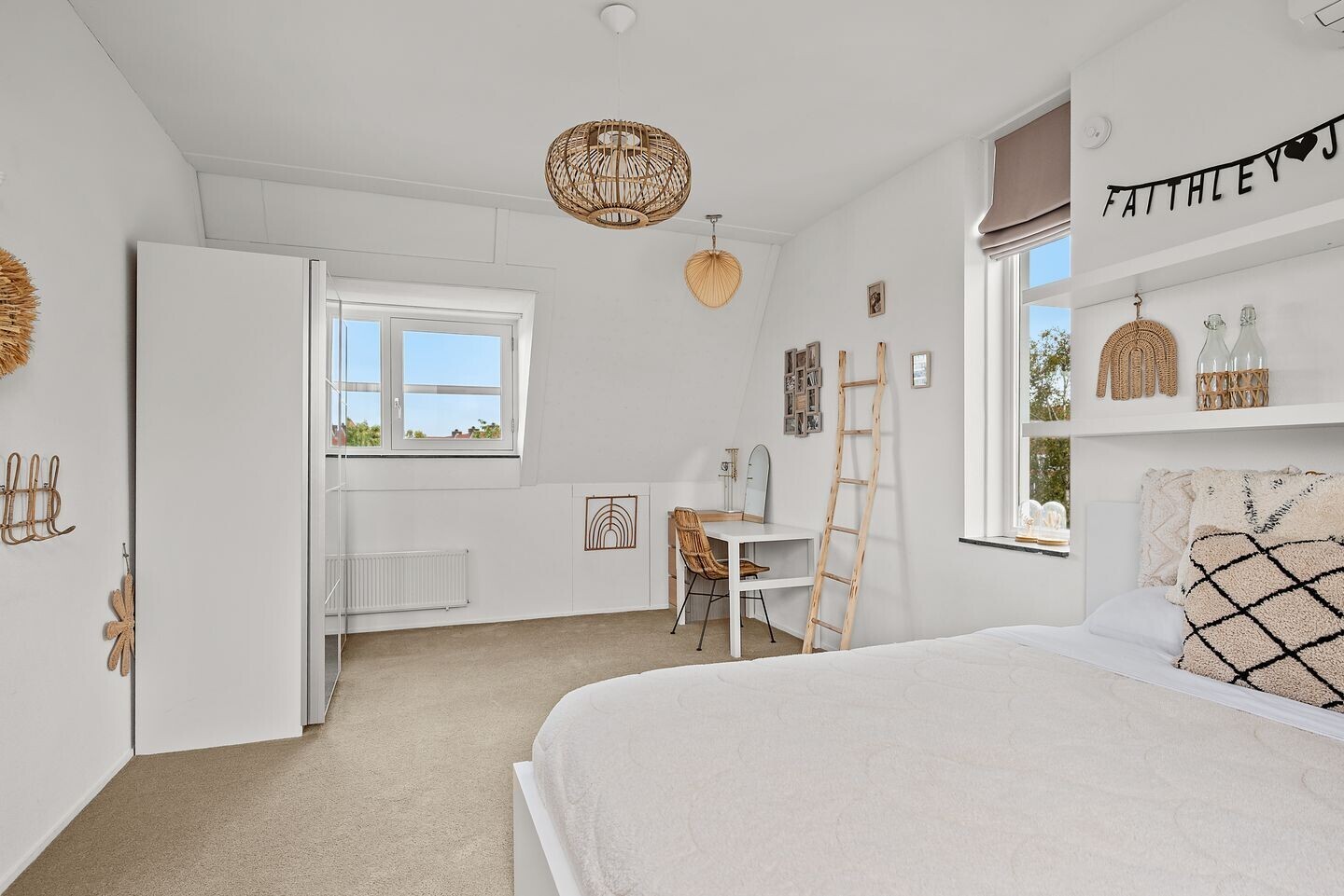 Hoekwoning te koop: A. Molletstraat 32, Velserbroek