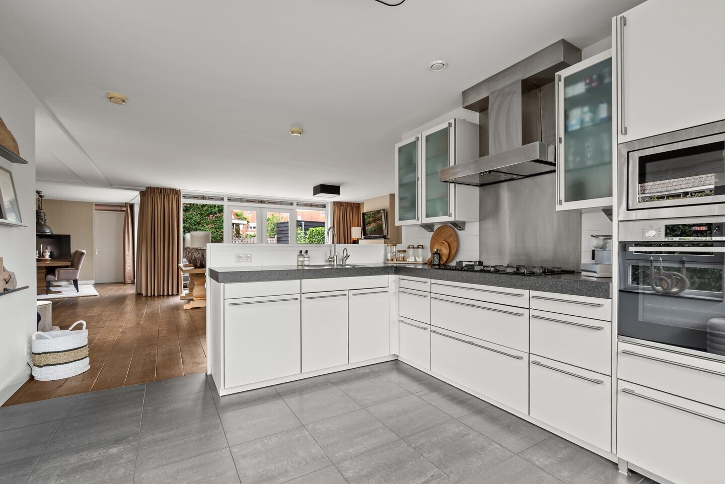 Hoekwoning te koop: A. Molletstraat 32, Velserbroek