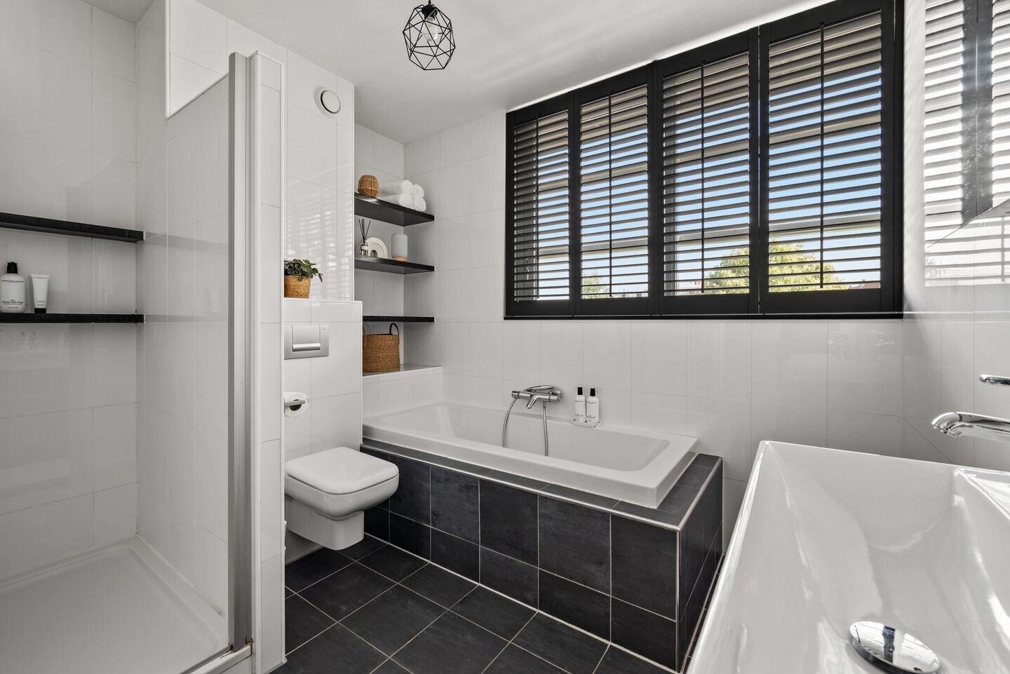 Hoekwoning te koop: A. Molletstraat 32, Velserbroek