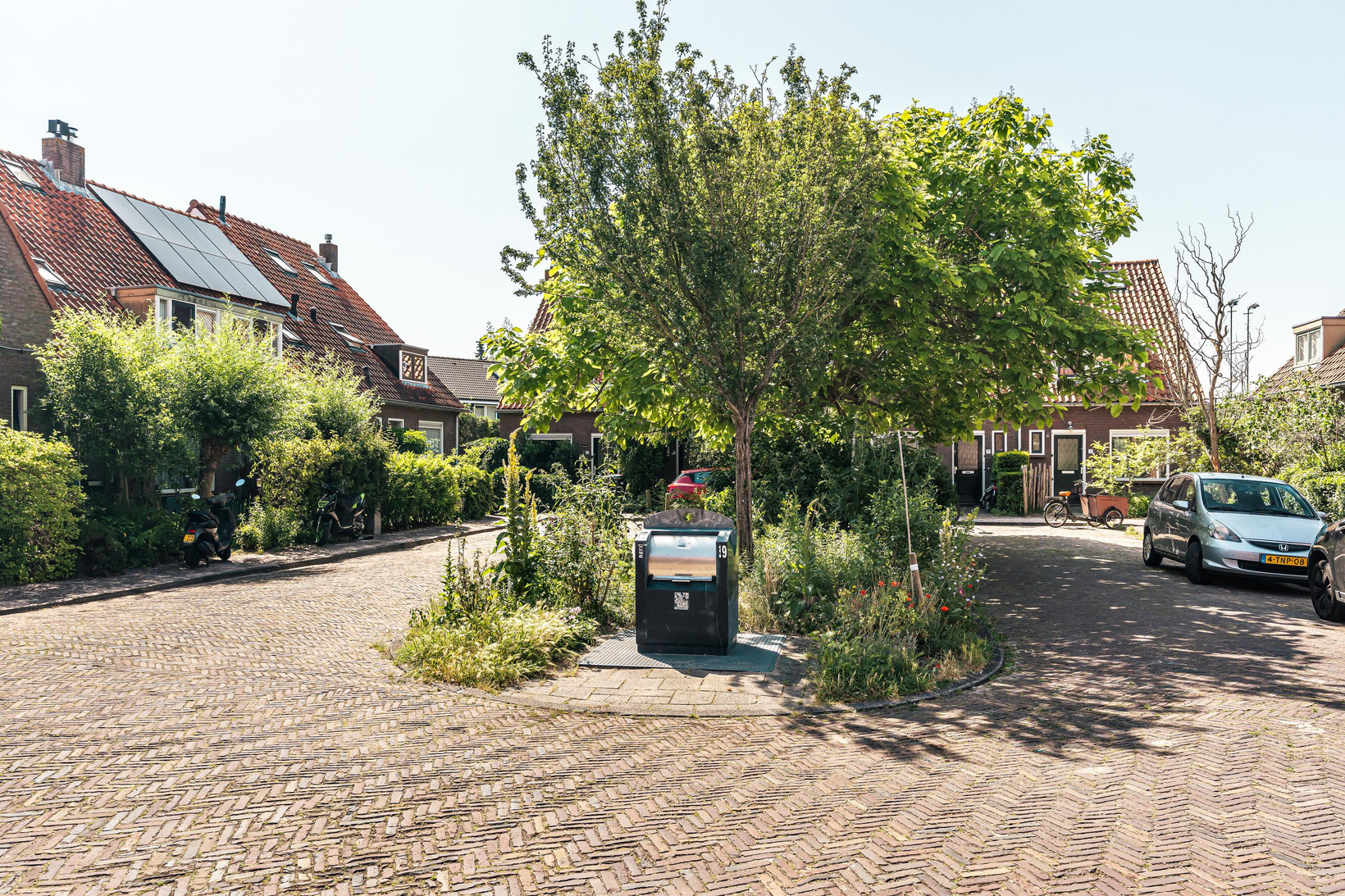 Tussenwoning te koop: Van Twiskplein 3, Haarlem