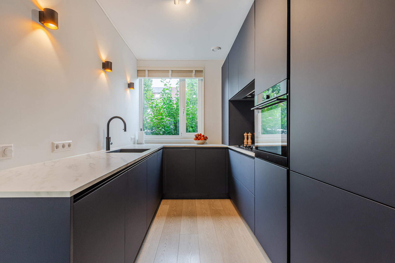 Tussenwoning te koop: Ingen-Houszstraat 10, Haarlem