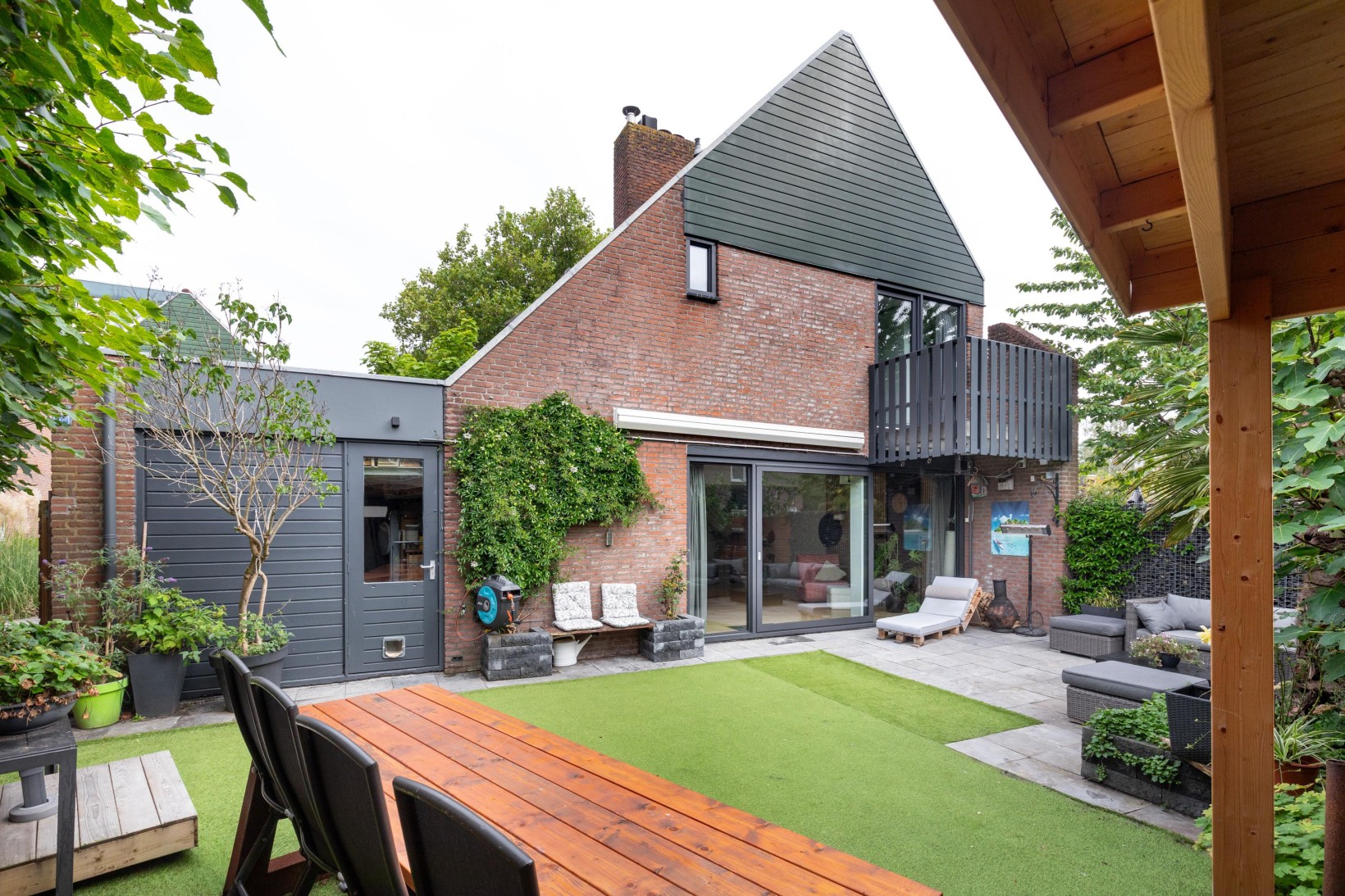 Twee-onder-één-kap te koop: Meiendel 24, Haarlem