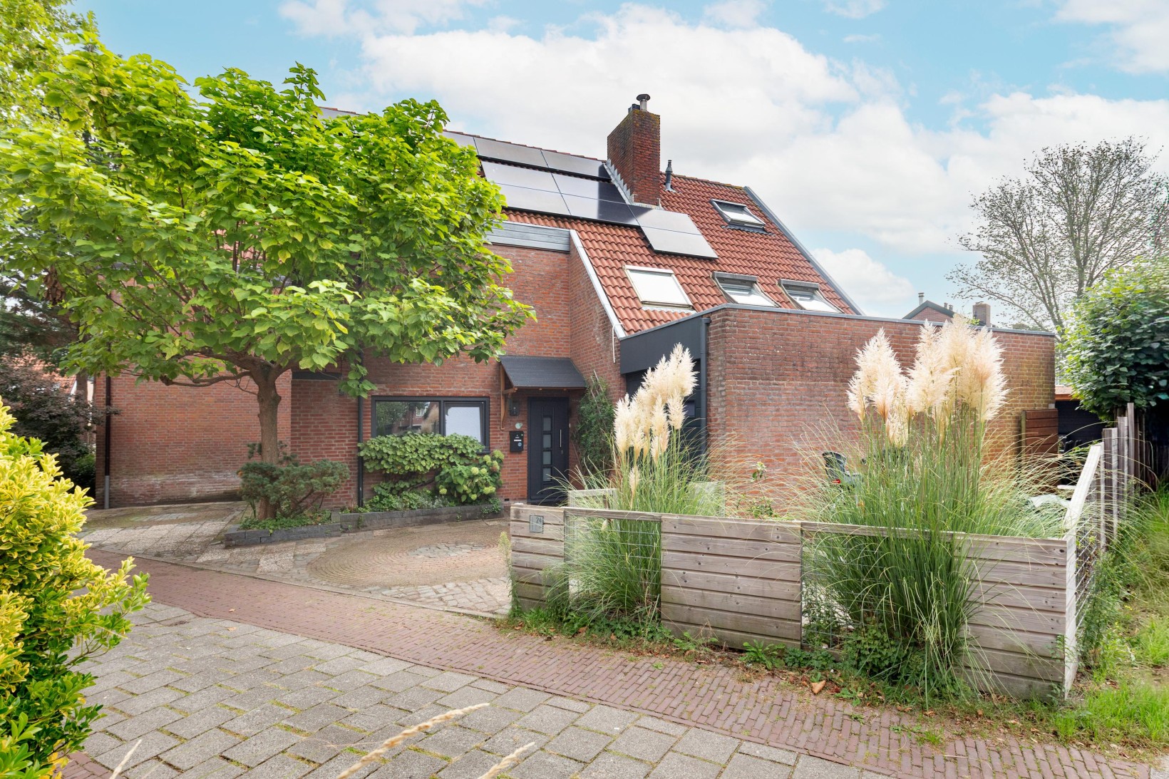 Twee-onder-één-kap te koop: Meiendel 24, Haarlem