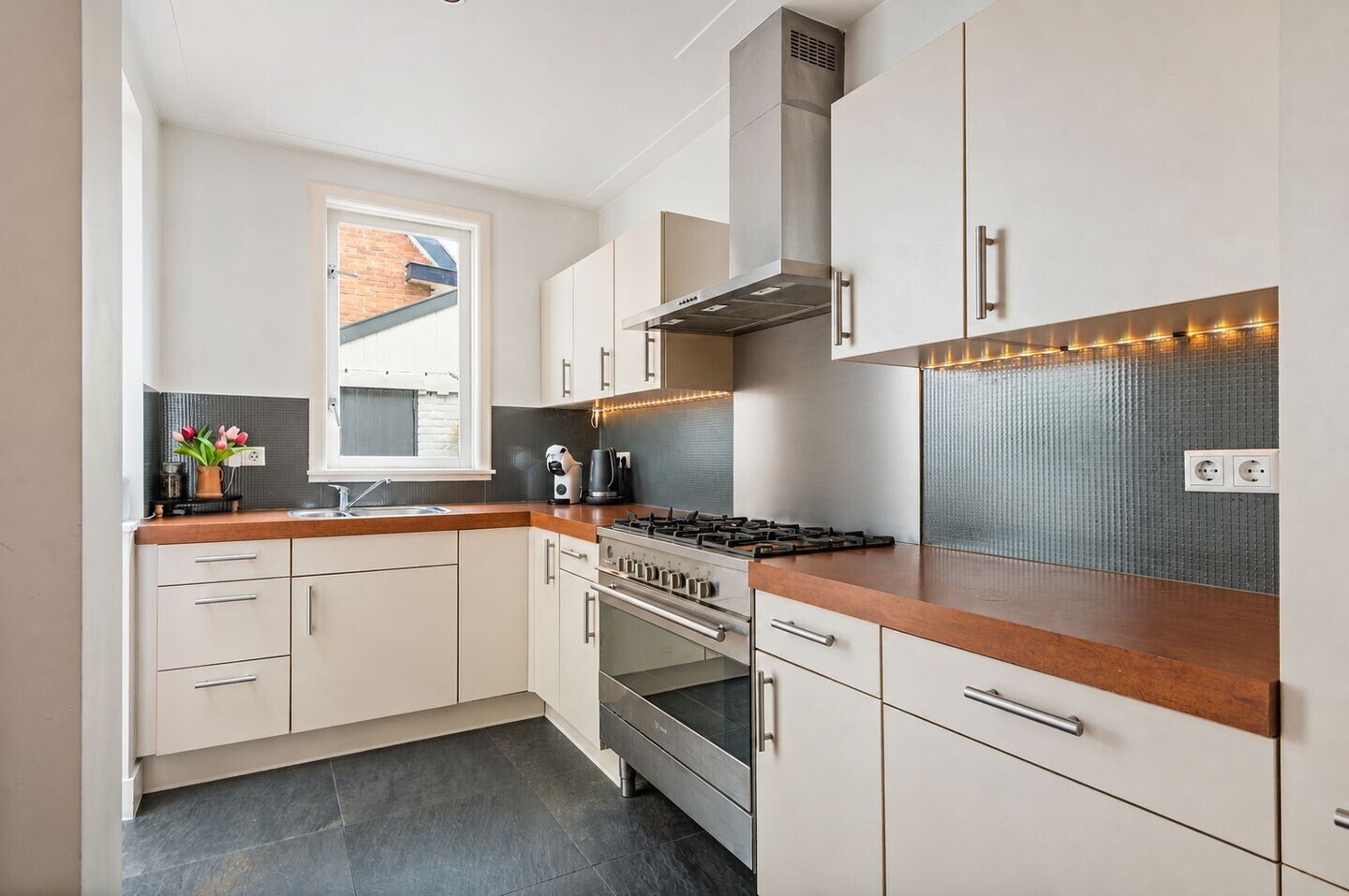 Tussenwoning te koop: Anemonenstraat 11, Santpoort-Noord