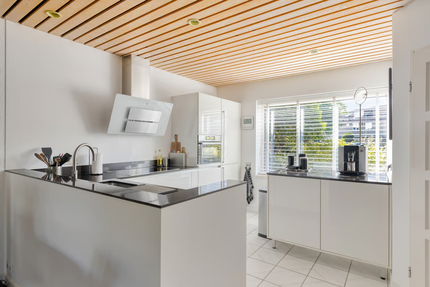 Tussenwoning te koop: Söderblomstraat 137, Hoofddorp
