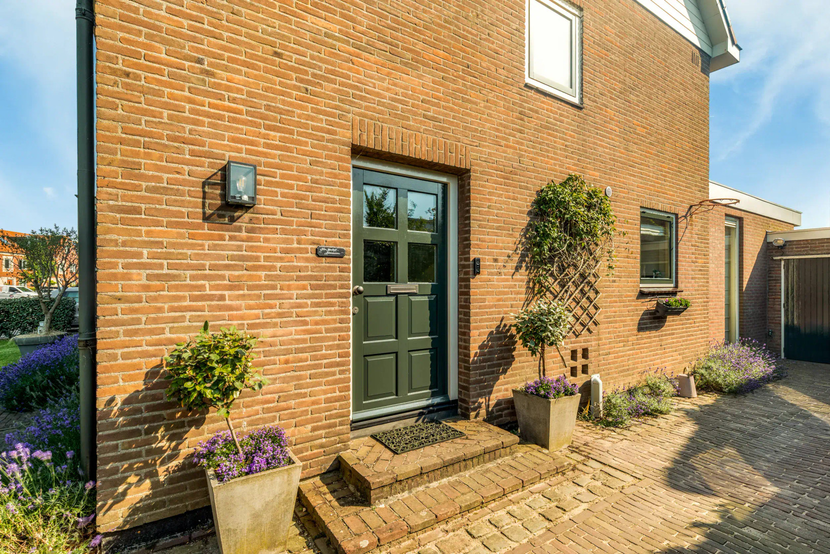 Twee-onder-één-kap te koop: Leeghwaterstraat 1, Hoofddorp