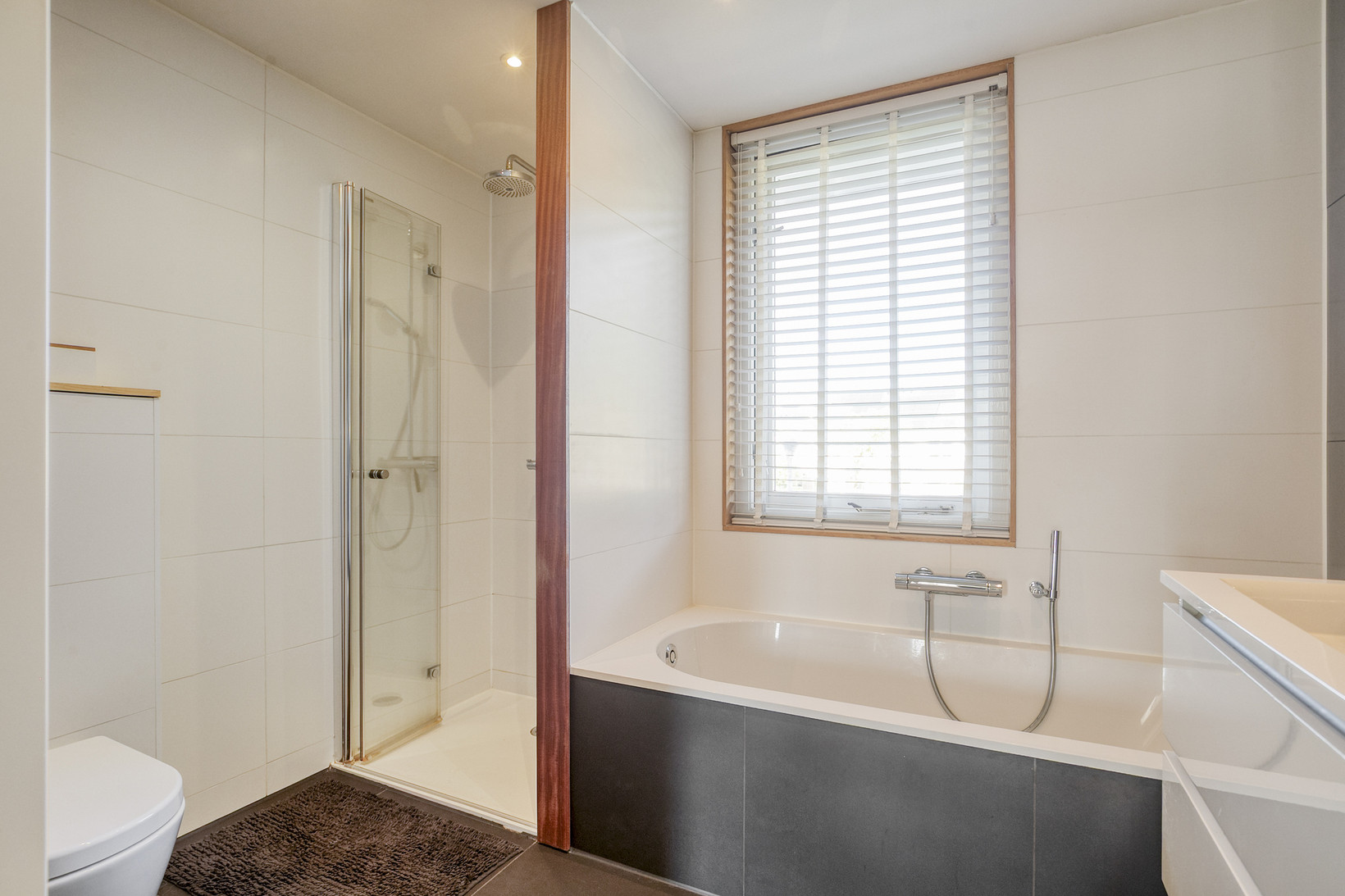 Tussenwoning te koop: Paganiniplantsoen 47, Nieuw-Vennep