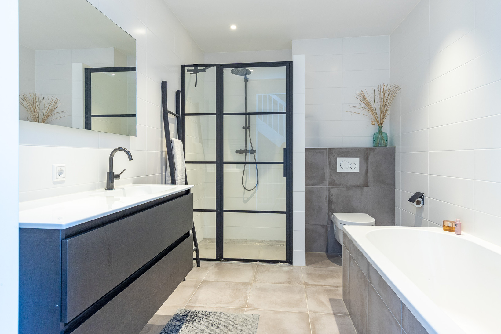 Tussenwoning te koop: Hoofdweg 1289, Nieuw-Vennep