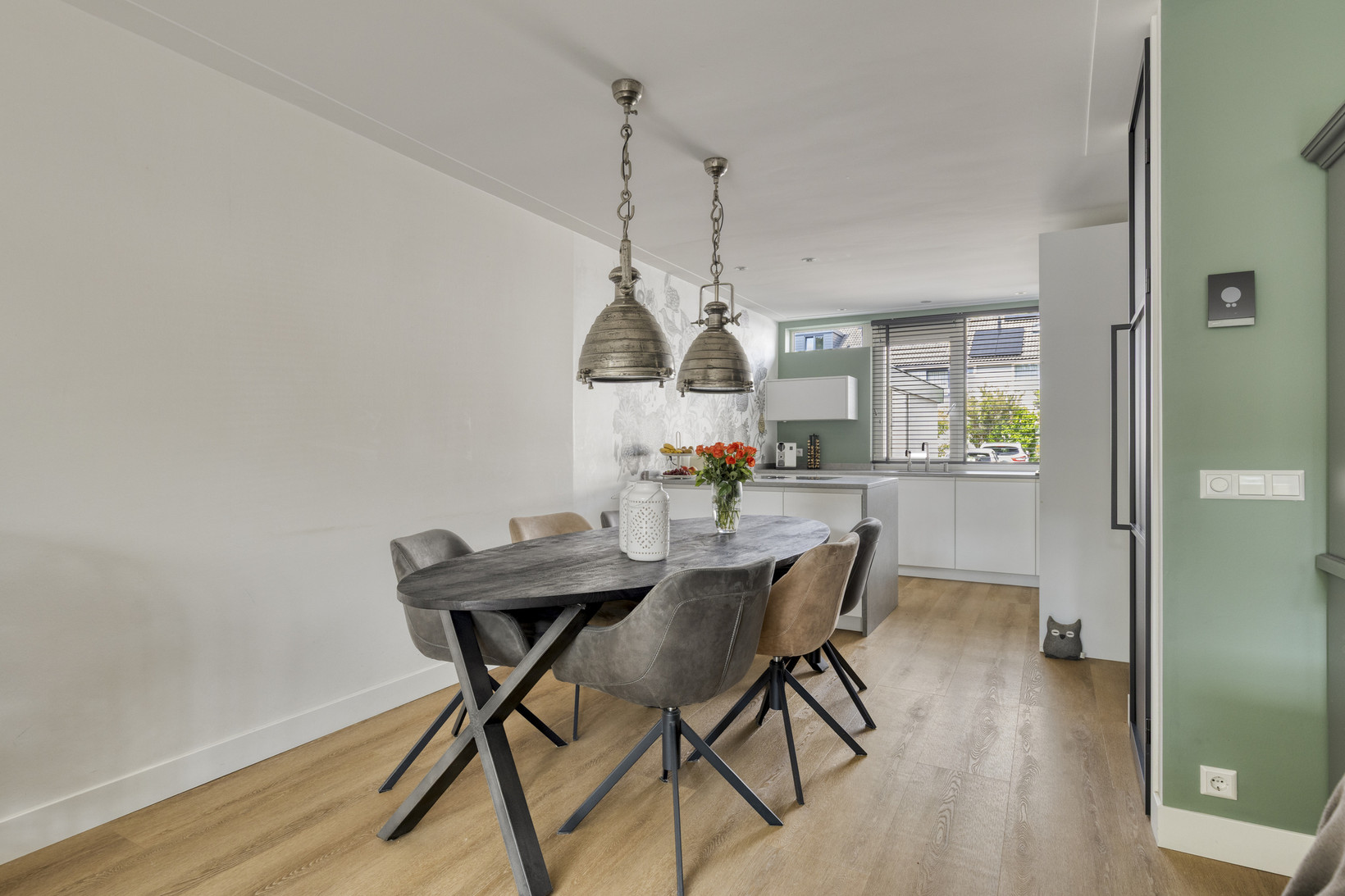 Tussenwoning te koop: Adingmoor 8, Nieuw-Vennep