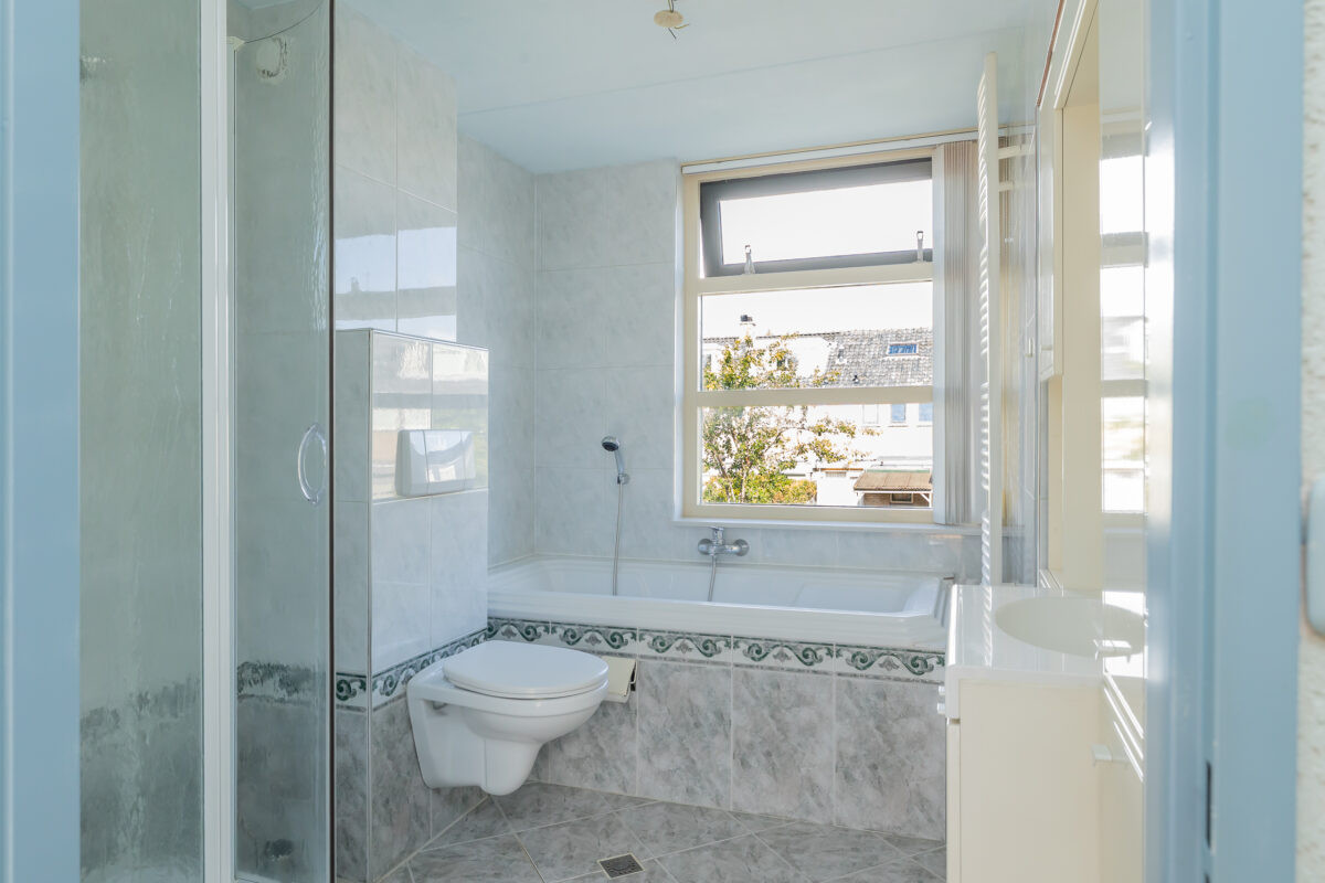 Tussenwoning te koop: Meerdorpstraat 31, Hillegom