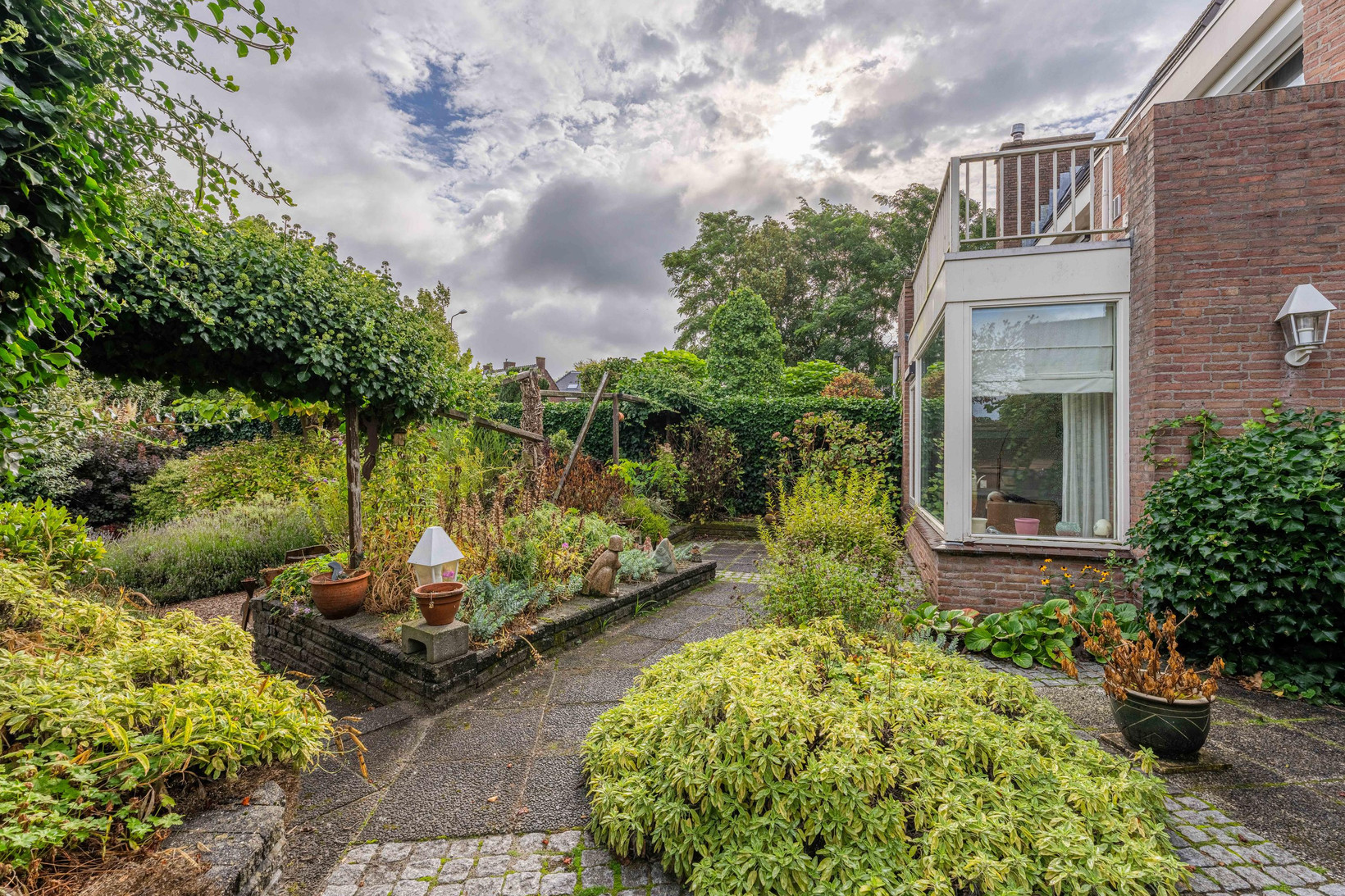 Tussenwoning te koop: Van den Endeplein 2, Hillegom