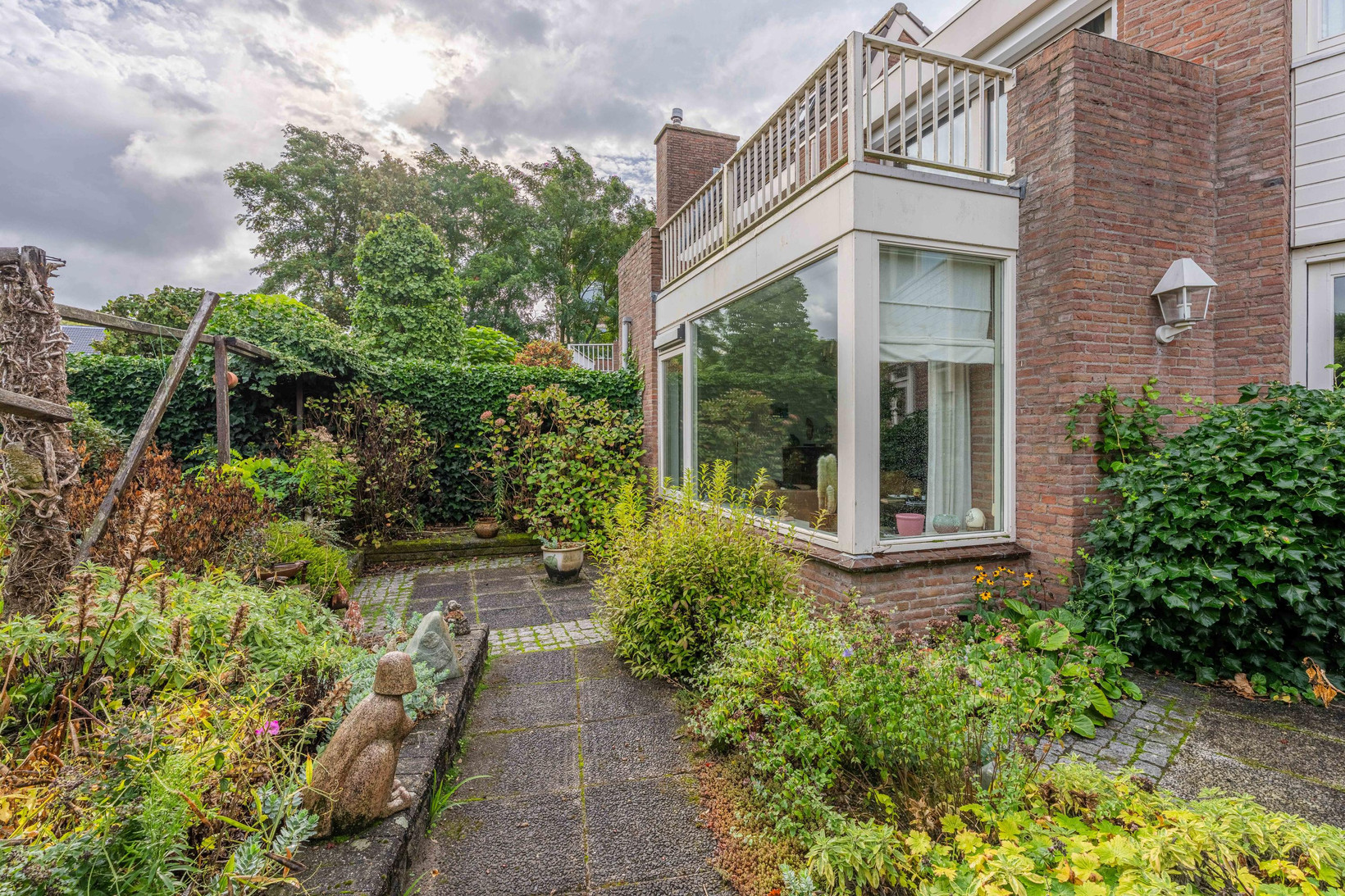 Tussenwoning te koop: Van den Endeplein 2, Hillegom