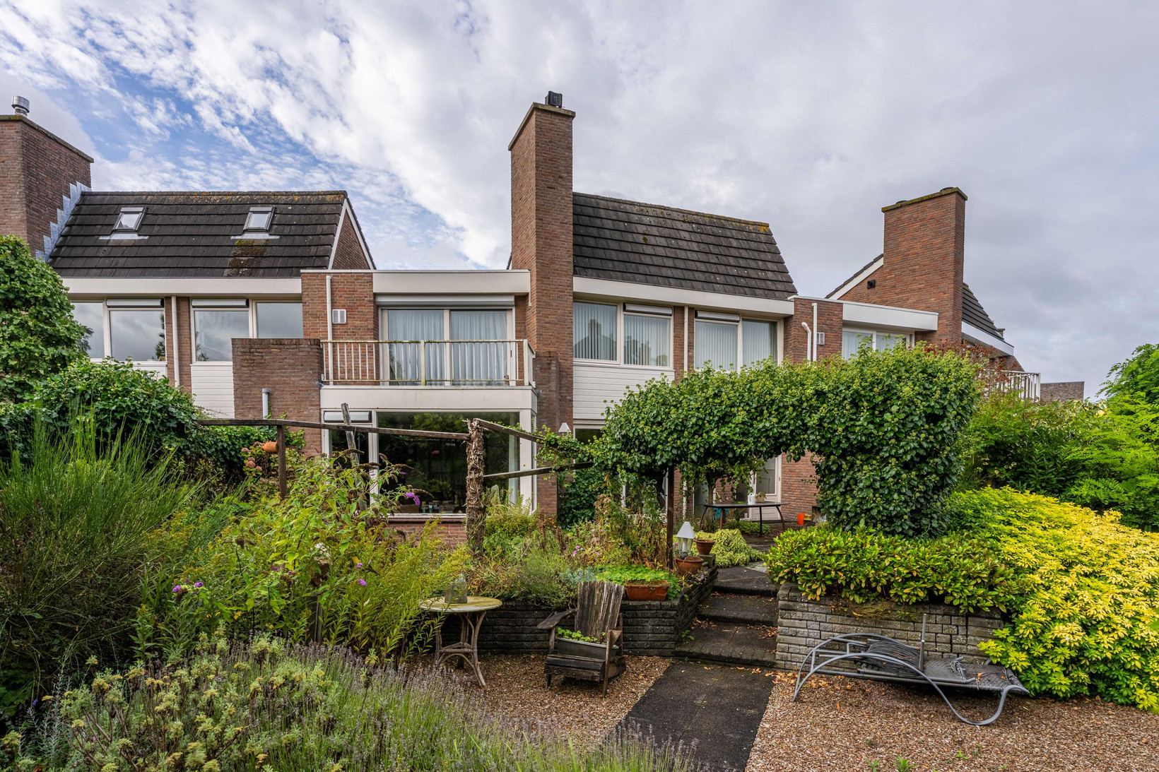 Tussenwoning te koop: Van den Endeplein 2, Hillegom