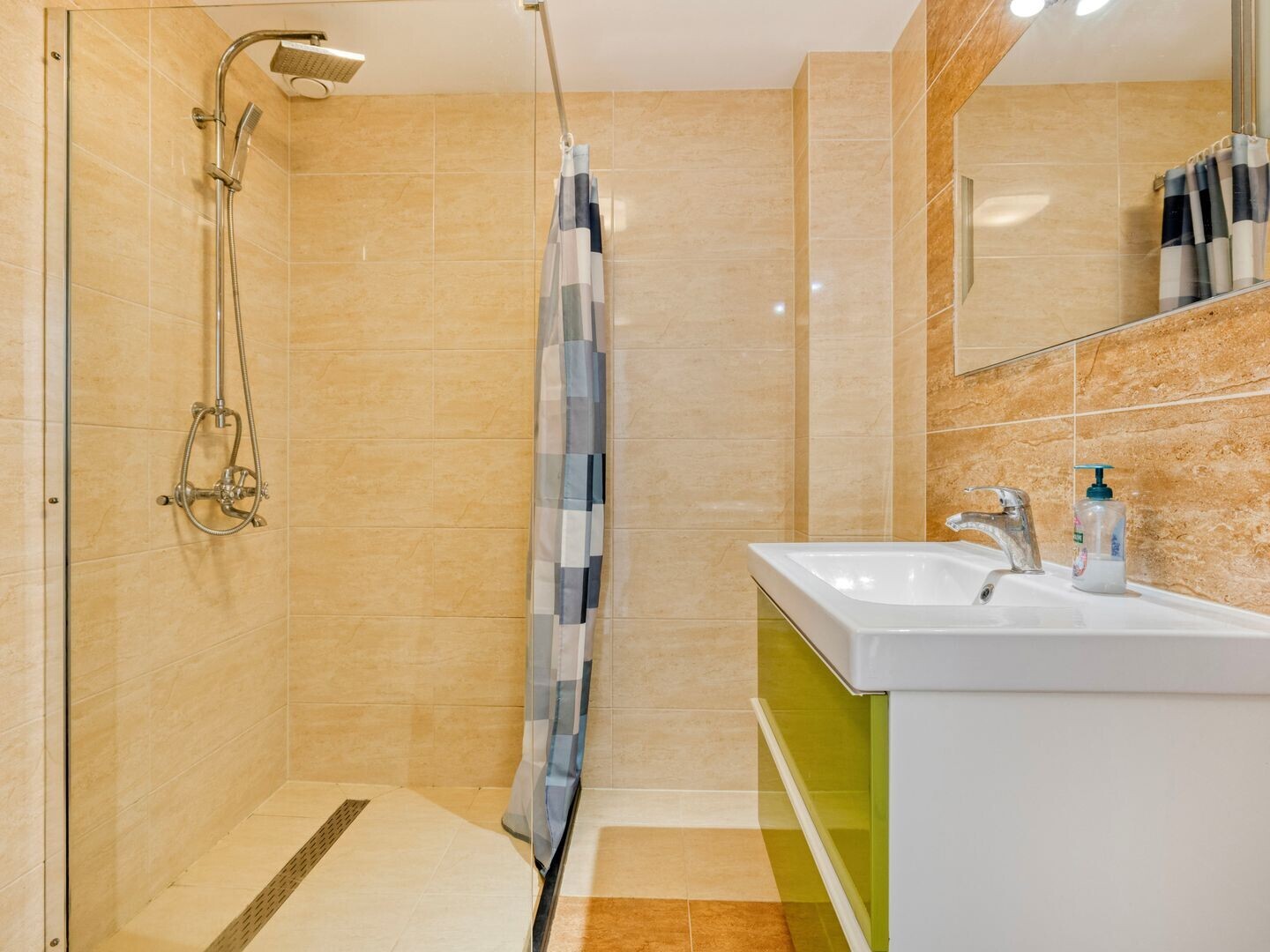 Tussenwoning te koop: Michiel de Ruyterstraat 81, Hillegom