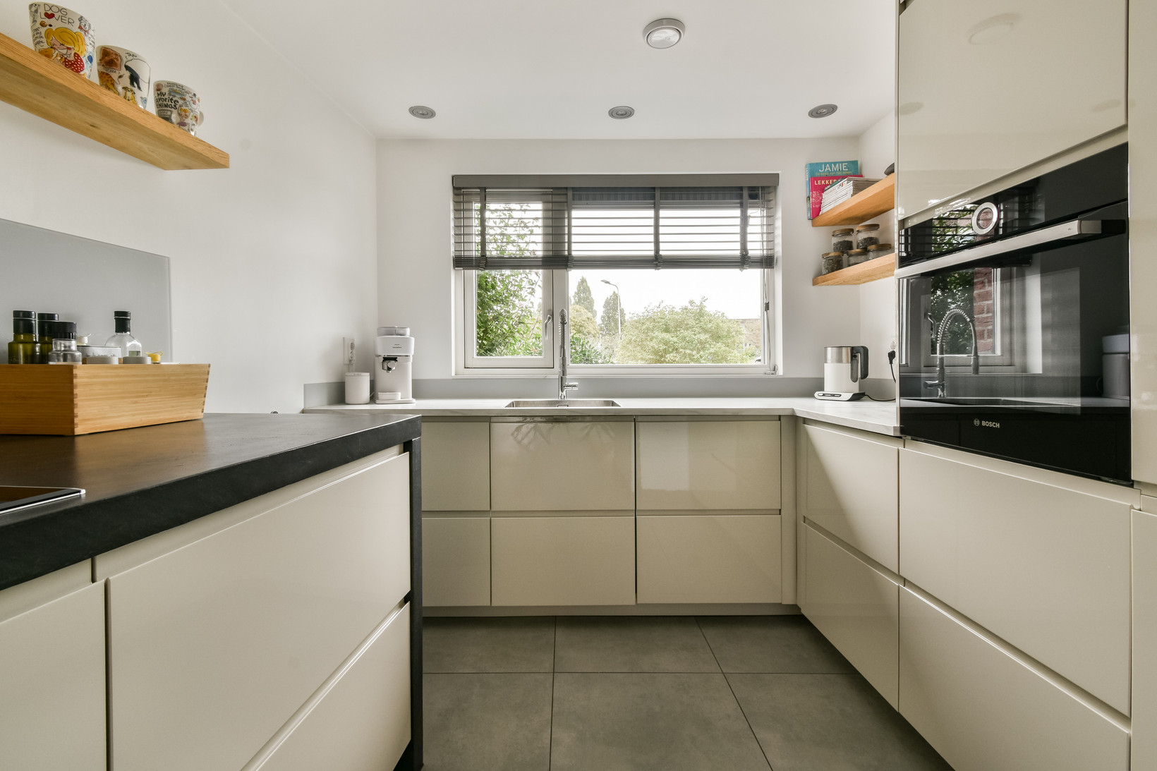 Tussenwoning te koop: Bleihof 75, Voorhout