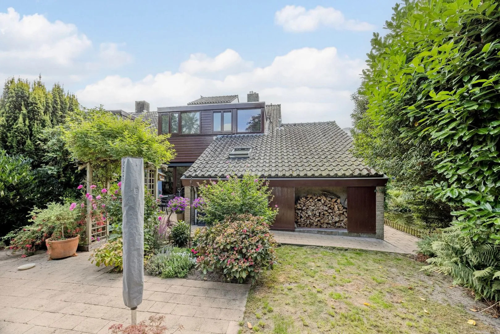 Hoekwoning te koop: Roucooppark 1, Voorschoten