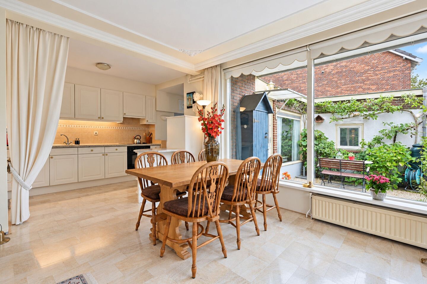 Tussenwoning te koop: Jan Pieterszoon Coenstraat 27, Voorschoten