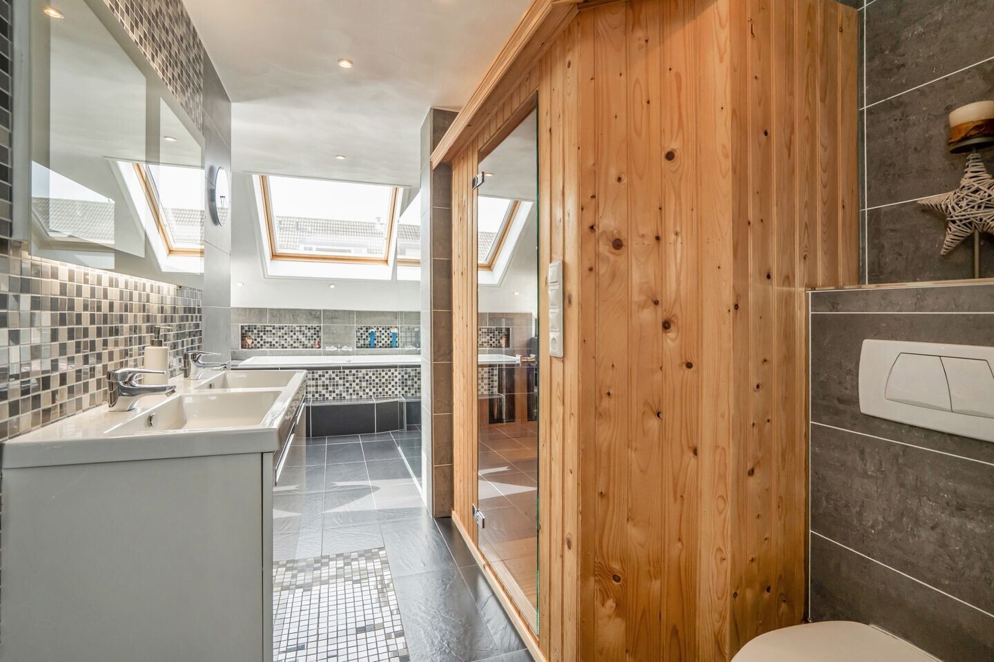 Tussenwoning te koop: Pelikaanhof 38, Leidschendam