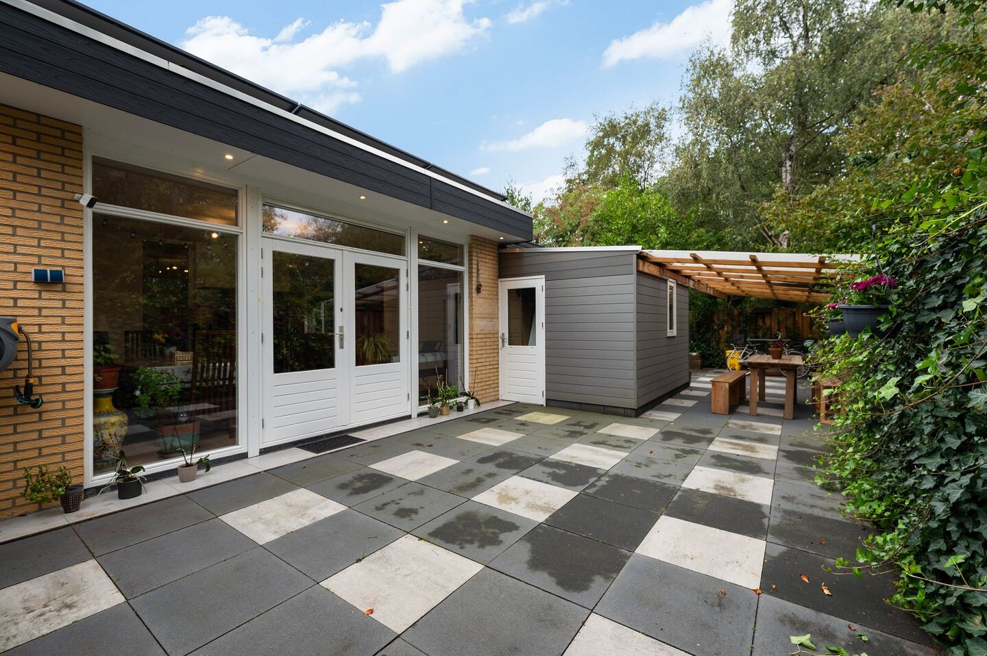 Tussenwoning te koop: Tulpentuin 347, Voorburg